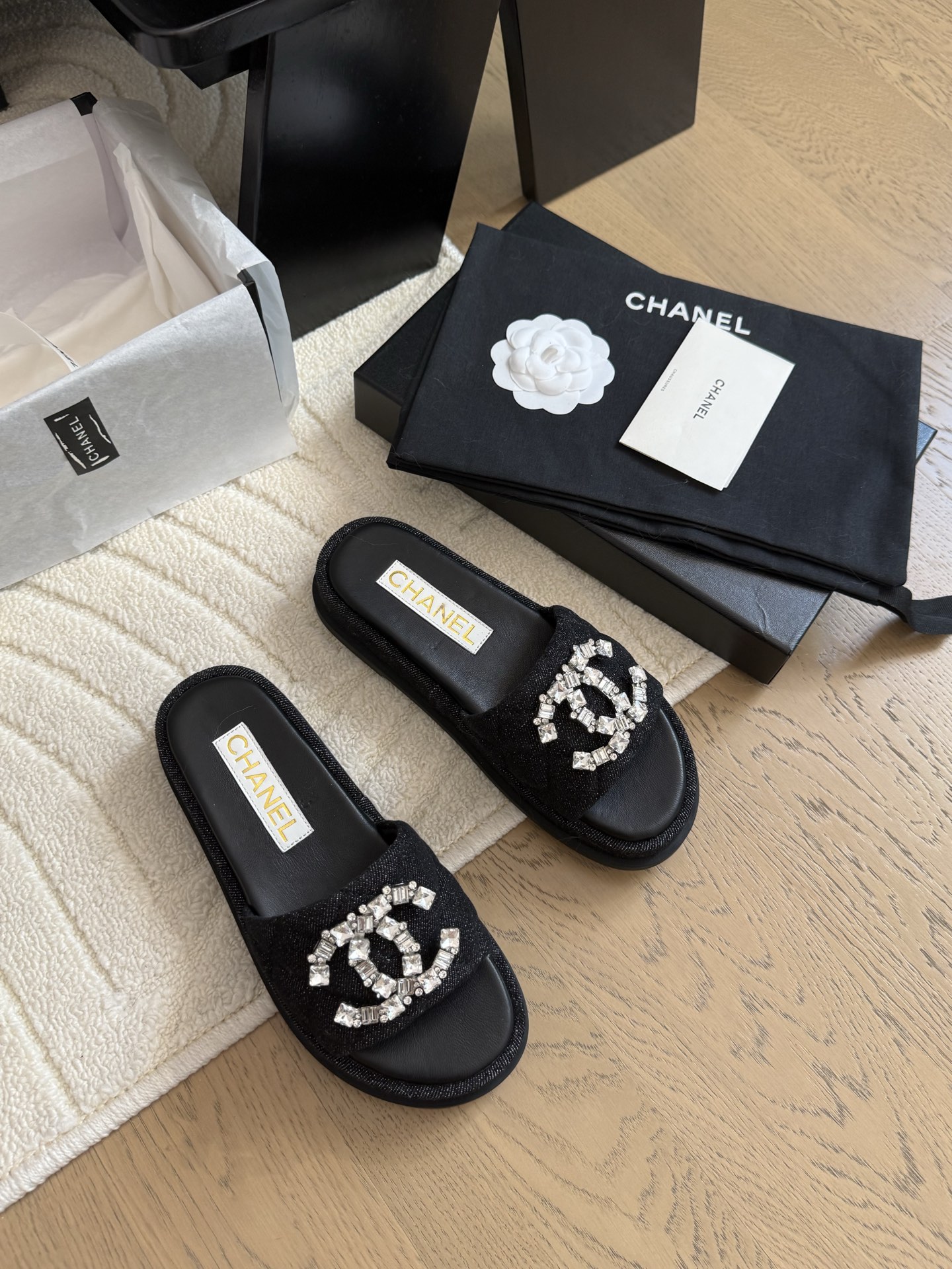 NO:392788,Chanel 25C diamond-sided double C new slippers, the entire series is first released, I have it in the counter!  High-quality upper cowhide/original fabric inner sheepskin original outsole Size:35-39 Other sizes, slippers, chanel, slippers, cowhide, sheepskin19860909Chanel 25C钻面双C新款拖鞋 全系列首发 专柜有的我都有！ 高版本高品质 鞋面牛皮/原版面料 内里羊皮 原版大底 Size:35-39 其他码数定,拖鞋,chanel,slippers,cowhide,sheepskin,Women's Shoes