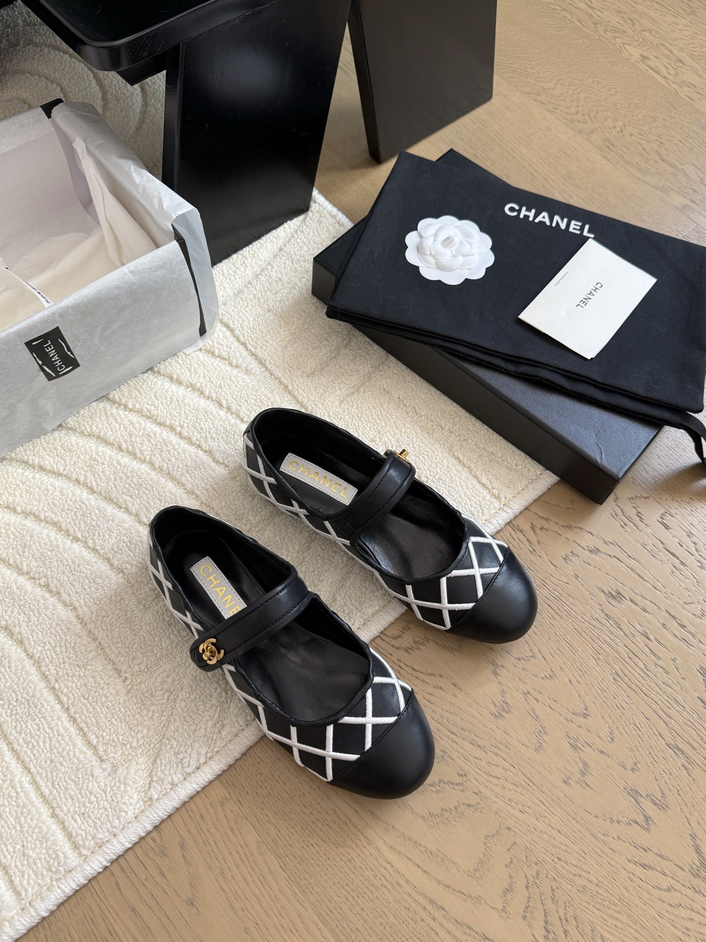 NO:392782,Chanel 25C Early Spring Mary Jane Single Shoes Shoes This season’s shoes are great!  The pure black Mary Jane is very comfortable on her feet and the upper is soft, so you don’t have to worry about getting your feet worn. The rabbit ears are also cute, and the black and white color combination and black cloth look very good. The upper cowhide inner sheepskin leather outsole Size: 35-39 Other sizes customized, single shoes, chanel, mary jane, cowhide, sheepskin, Leather soles19860909Chanel 25C早春玛丽珍单鞋 这一季的鞋子都很棒耶！ 纯黑色玛丽珍上脚很舒服鞋面皮质也很软,不用担心会磨脚.兔耳朵也好可爱,黑白拼色和黑色布面都很好看. 鞋面牛皮 内里羊皮 真皮大底 Size:35-39 其它码数定做,单鞋,chanel,mary jane,cowhide,sheepskin,Leather soles,Women's Shoes