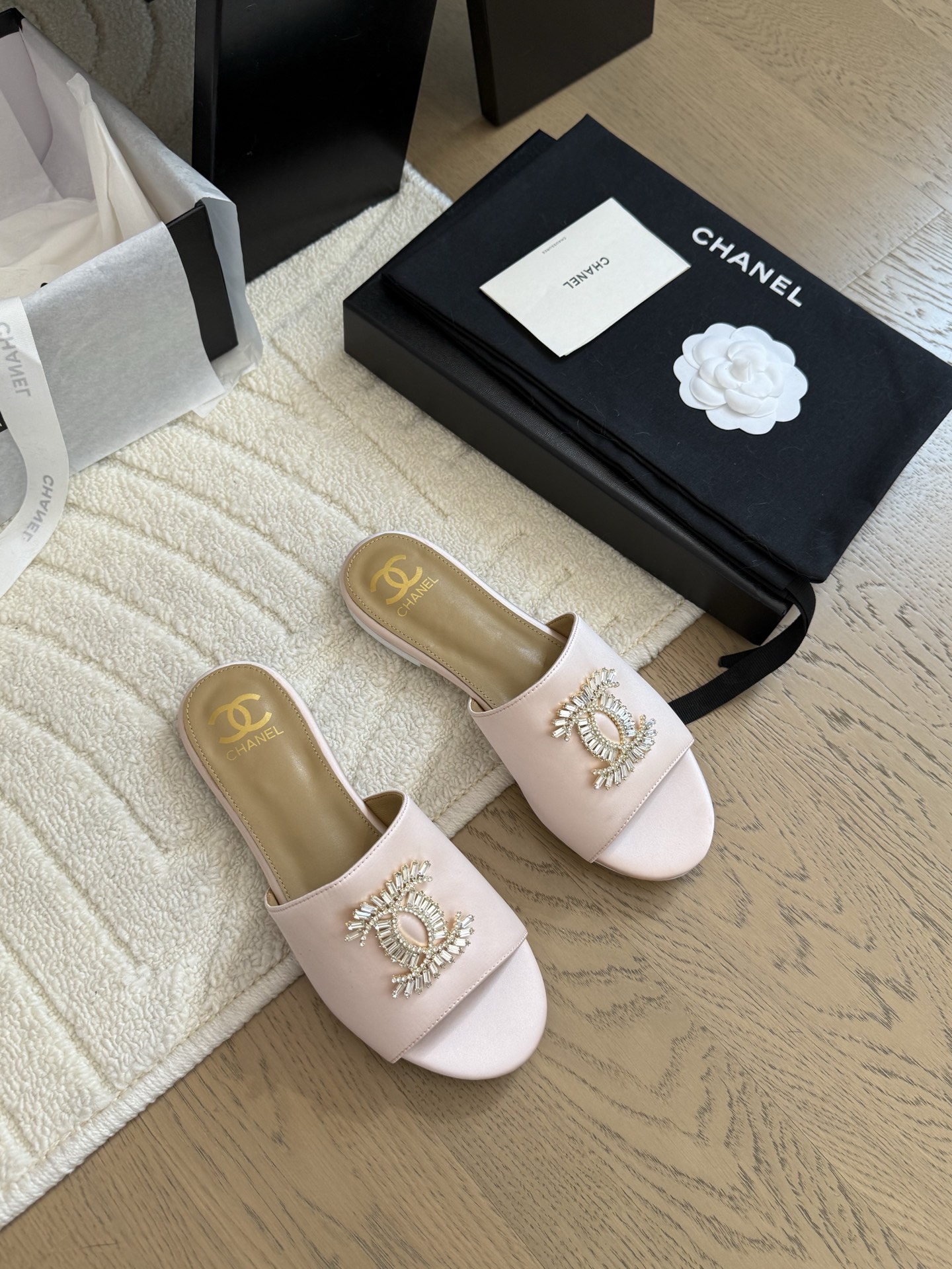 NO:408915,Chanel 25C diamond-sided double C new slippers, the entire series is first released, I have it in the counter!  High-quality upper cowhide/original fabric inner sheepskin original outsole Size:35-39 Other sizes, slippers, chanel, slippers, cowhide, sheepskin19860909Chanel 25C钻面双C新款拖鞋 全系列首发 专柜有的我都有！ 高版本高品质 鞋面牛皮/原版面料 内里羊皮 原版大底 Size:35-39 其他码数定,拖鞋,chanel,slippers,cowhide,sheepskin,Women's Shoes