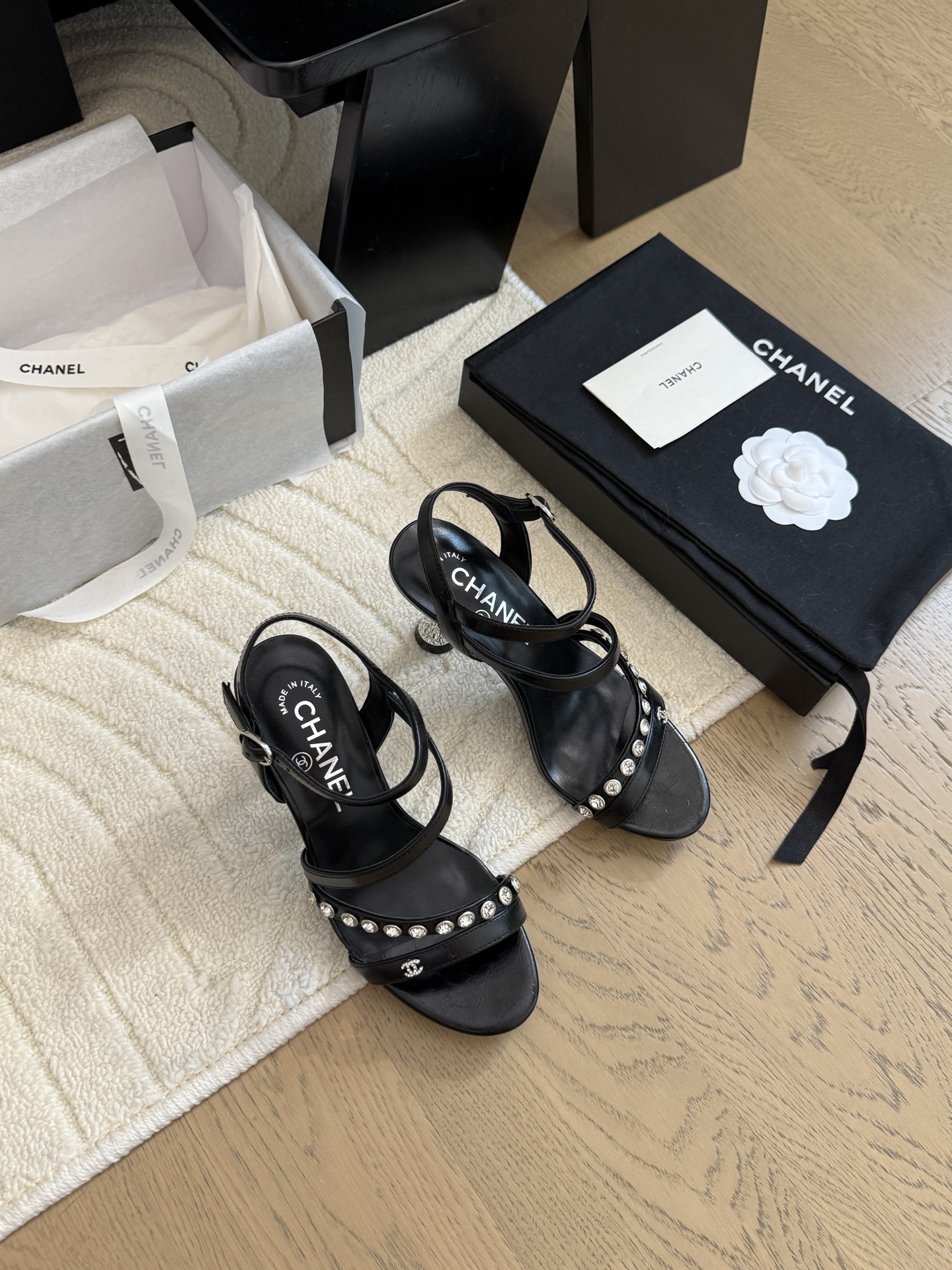 NO:408912,Chanel 25C new pearl double C button high heels, the return double C button design, special Vintage, full of retro flavor, loafers have also grown to aesthetics, upper cowhide, inner sheepskin, original outsole Size: 35-39 Other sizes customized, sandals, chanel, loafers, sandals, high heels, cowhide, sheepskin19860909Chanel 25C新款珍珠双C扣高跟鞋 回归的双C扣设计 特别Vintage 复古味十足 乐福鞋也长到了审美上 鞋面牛皮 内里羊皮 原版大底 Size:35-39 其他码数定做,凉鞋,chanel,loafers,sandals,high heels,cowhide,sheepskin,Women's Shoes