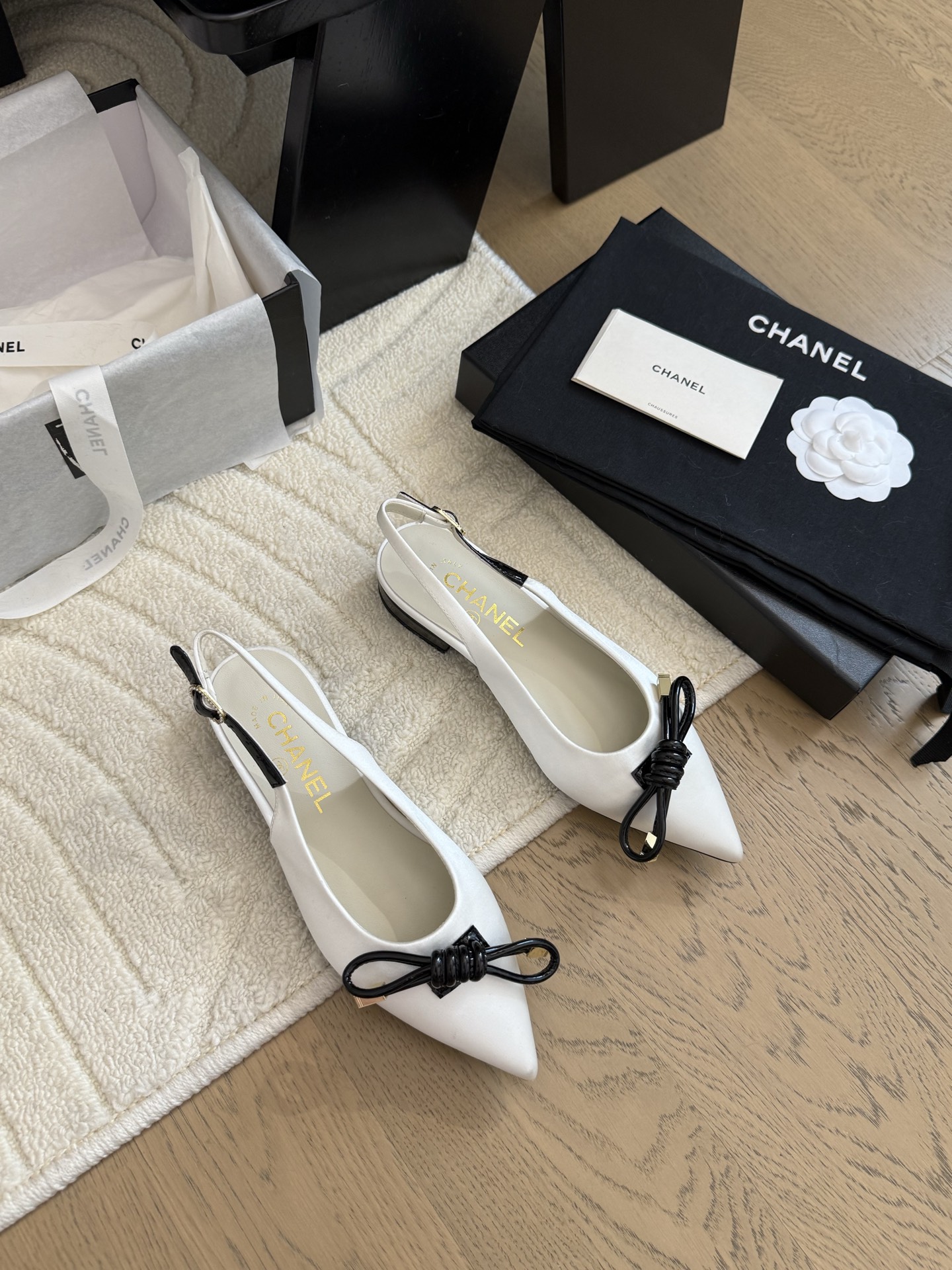 NO:408910,Chanel 25C new Mary Jane pointed toe single shoes. It is hard not to love the beautiful Mary Jane series. Silk upper, inner sheepskin, genuine leather outsole. Size: 35-39. Other sizes customized, high heels, sandals, chanel, sandals, mary jane, high heels, sheepskin, real silk, Leather soles19860909Chanel 25C新款玛丽珍尖头单鞋 绝美玛丽珍系列很难不爱 鞋面真丝 内里羊皮 真皮大底 Size:35-39 其他码数定做,高跟鞋凉鞋,chanel,sandals,mary jane,high heels,sheepskin,real silk,Leather soles,Women's Shoes