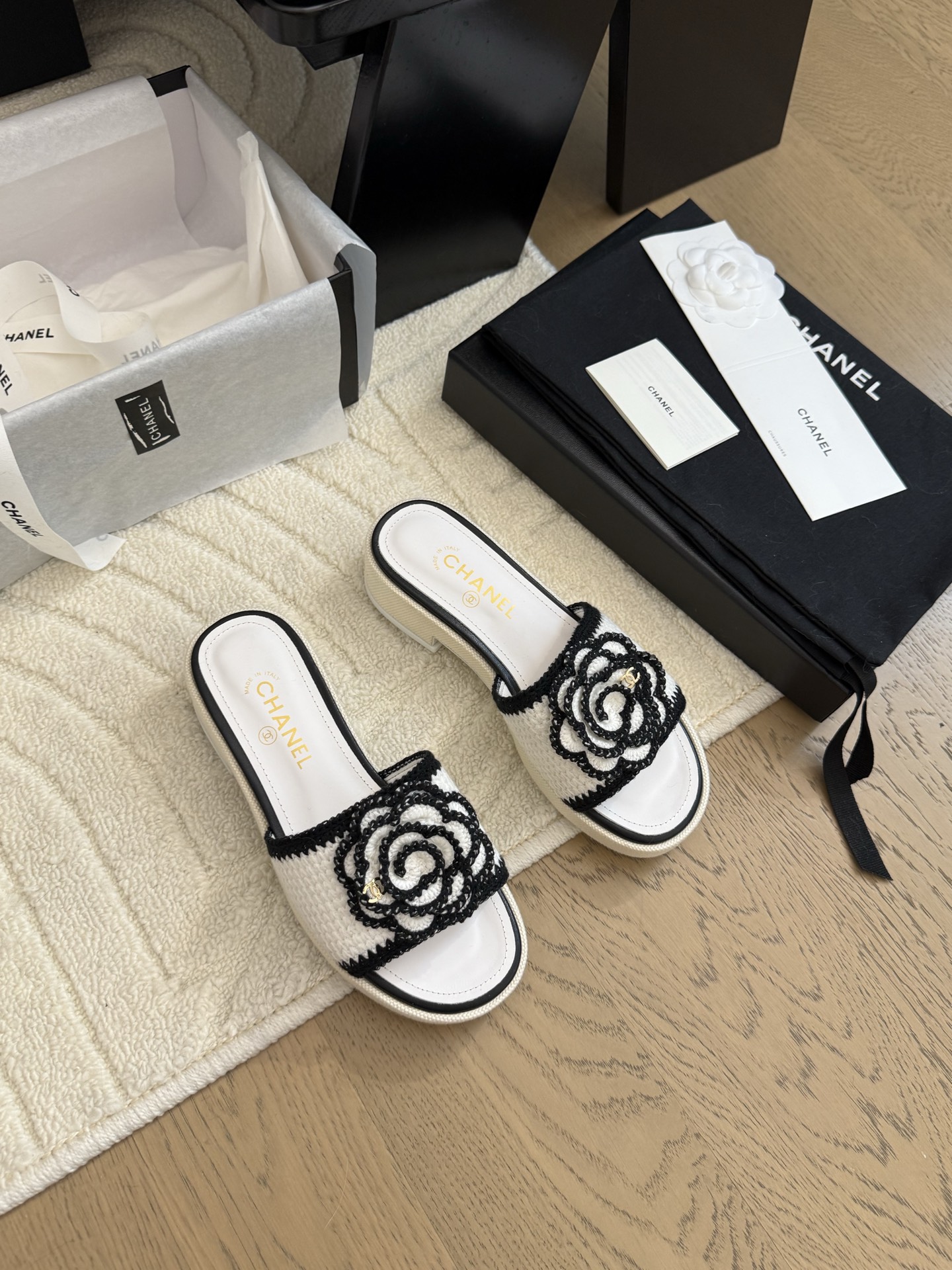 NO:408902,Chanel 25C embroidered double C new slippers, the entire series is first released, I have it in the counter!  High-quality upper cowhide/original fabric inner sheepskin original outsole Size:35-39 Other sizes, slippers, chanel, slippers, cowhide, sheepskin19860909Chanel 25C刺绣双C新款拖鞋 全系列首发 专柜有的我都有！ 高版本高品质 鞋面牛皮/原版面料 内里羊皮 原版大底 Size:35-39 其他码数定,拖鞋,chanel,slippers,cowhide,sheepskin,Women's Shoes
