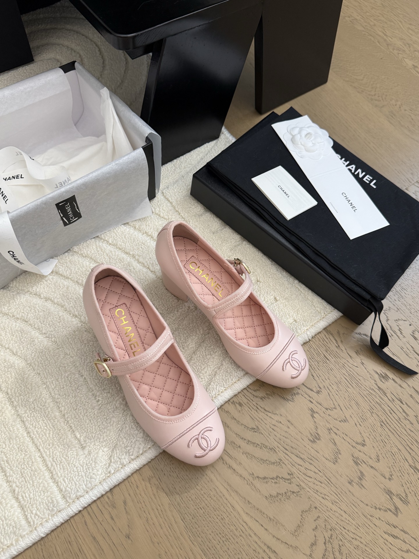 NO:408899,Chanel 25s catwalk Mary Jane single shoes are simple yet sweet and playful!  Corduroy twill splicing fabric, three-dimensional electric embroidery logo, solid color fabric is refreshing and easy to match, and it is more hesitant with buttons. Inner sheepskin leather big soles Size: 35-40, Mary Jane, chanel, mary jane, sheepskin, Leather soles19860909Chanel 25s走秀款玛丽珍单鞋 简约又不失甜美俏皮！ 灯芯绒斜纹拼接面料,立体电绣logo,纯色面料清爽易搭,搭配扣子更加跟脚.内里羊皮 真皮大底 Size:35-40,玛丽珍,chanel,mary jane,sheepskin,Leather soles,Women's Shoes