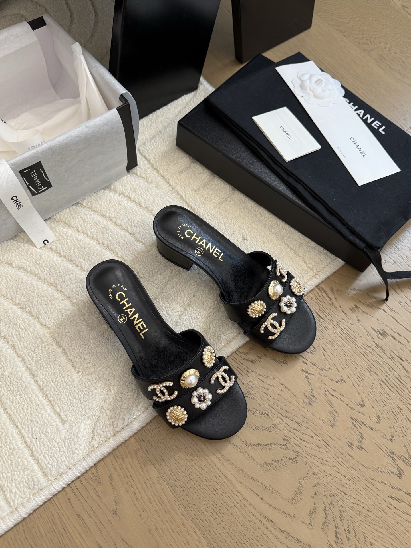 NO:408921,Chanel 25C new pearl double C buckle series, the return double C buckle design, special Vintage, full of retro flavor, loafers, also grown to aesthetics, upper cowhide, inner sheepskin, original outsole Size: 35-39 Other sizes customized, slippers, sandals, chanel, loafers, sandals, slippers, cowhide, sheepskin19860909Chanel 25C新款珍珠双C扣系列 回归的双C扣设计 特别Vintage 复古味十足 乐福鞋也长到了审美上 鞋面牛皮 内里羊皮 原版大底 Size:35-39 其他码数定做,拖鞋凉鞋,chanel,loafers,sandals,slippers,cowhide,sheepskin,Women's Shoes