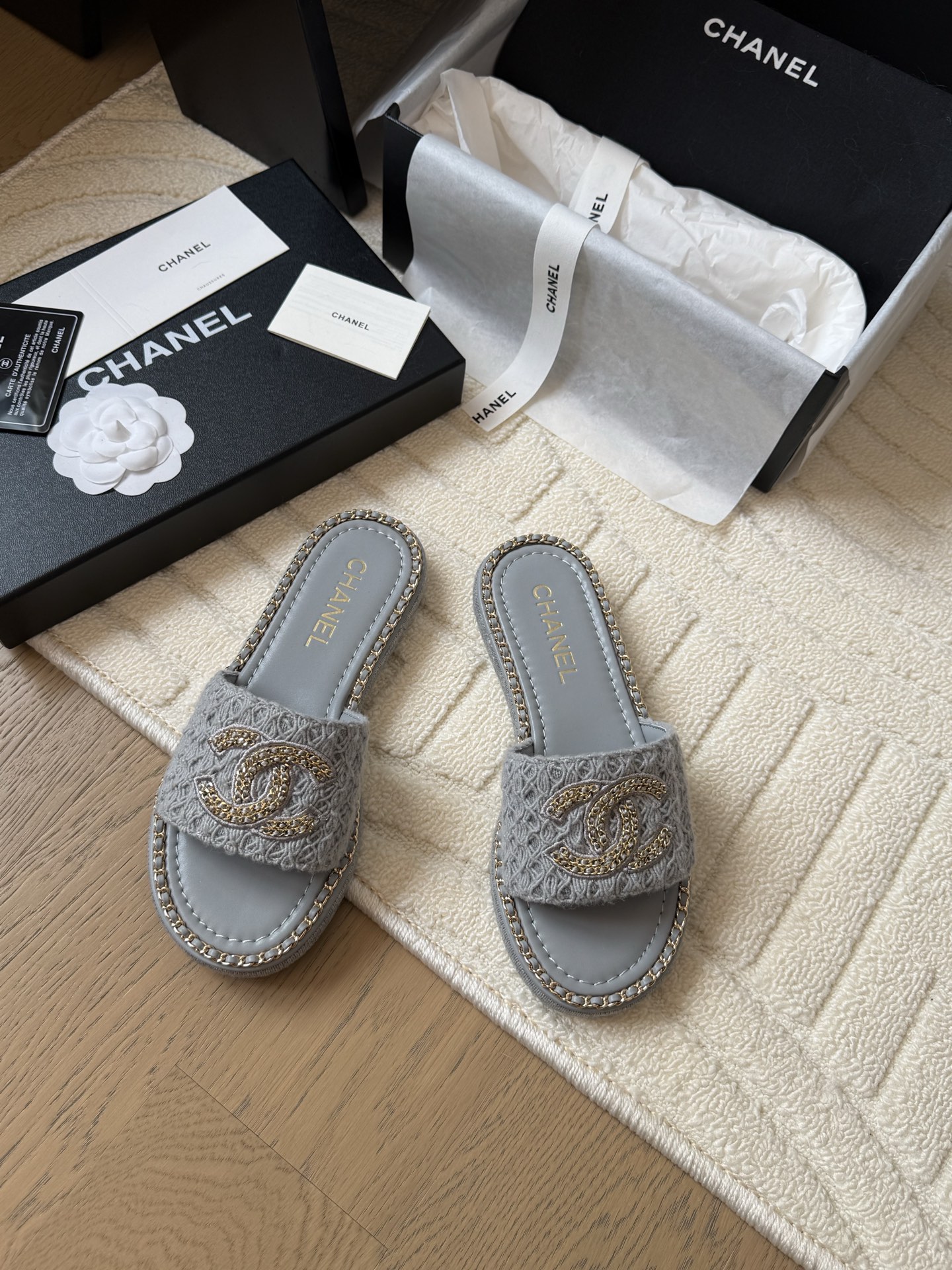 NO:408913,Chanel 25C spring and summer new full series chain slippers, full series first release, I have it in the counter!  High-quality upper cowhide/original fabric inner sheepskin original outsole Size:35-39 Other sizes, slippers, chanel, slippers, cowhide, sheepskin19860909Chanel 25C春夏新款全系列链条拖鞋 全系列首发 专柜有的我都有！ 高版本高品质 鞋面牛皮/原版面料 内里羊皮 原版大底 Size:35-39 其他码数定,拖鞋,chanel,slippers,cowhide,sheepskin,Women's Shoes