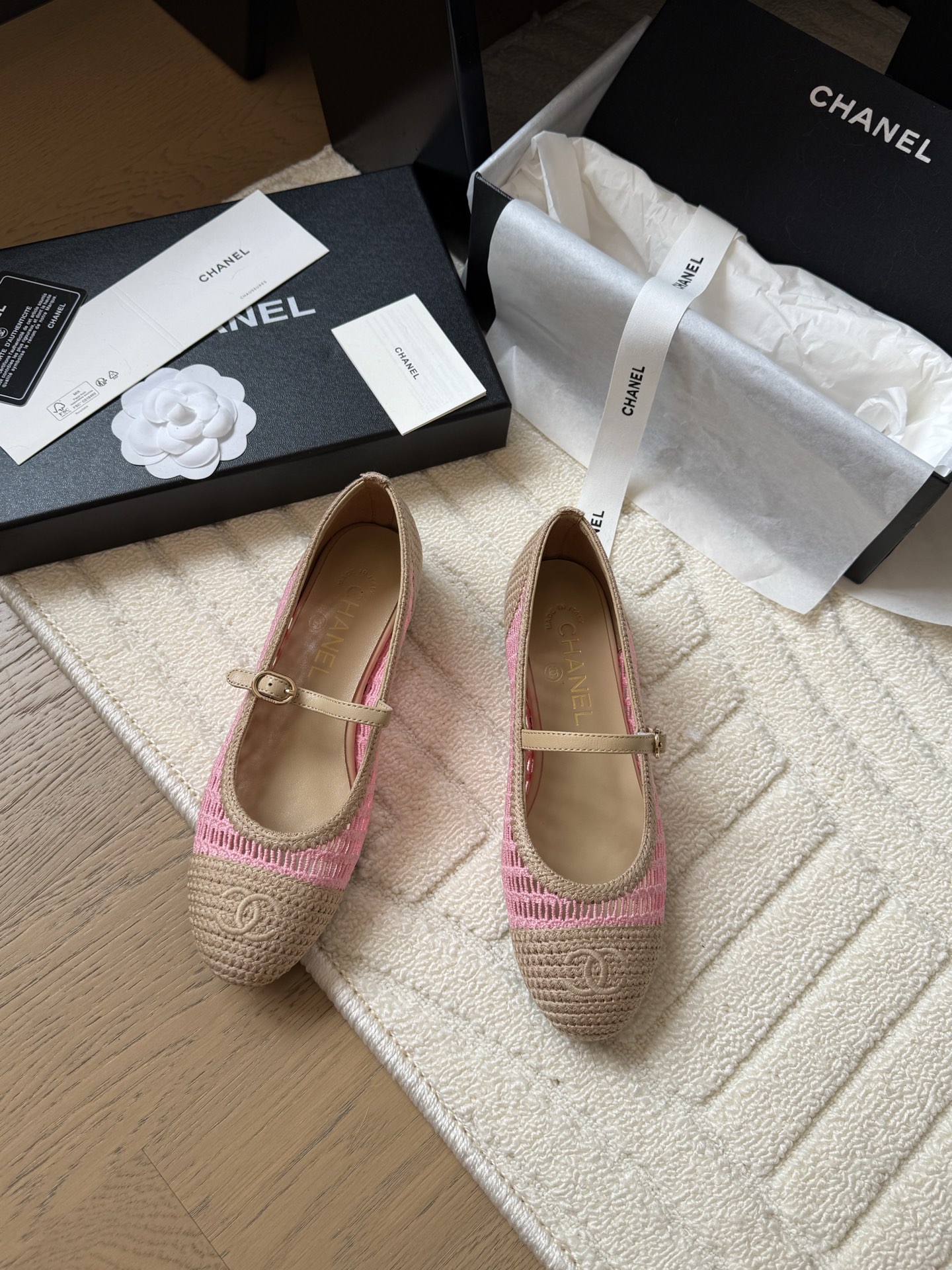 NO:408911,Chanel 25S new color ballet shoes original 1:1 replica classics. It is perfect for pairing with pants and skirts. The small round head design is very good to modify the foot shape, a must-have for little fairies!  Heels flat bottom/5cm Size 35-39 Other sizes customized, ballet shoes, chanel, skirts19860909Chanel 25S新色芭蕾舞鞋 原版1:1复刻 经典中的经典 无论搭配裤装还是裙装都是完美 小圆头的设计很好的修饰脚型 ,小仙女们必备！ 跟高平底/5cm 码数 35-39 其它码数定做,芭蕾舞鞋,chanel,skirts,Women's Shoes