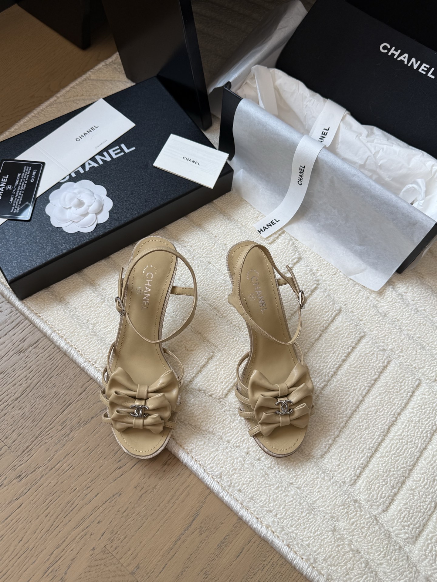 NO:408908,Chanel 25P new bow high heel sandals. Each exquisite flower has a small crystal flower core embellishment. I would like to call it the hydrangeas. The difference between this season's Mary Jane shoes is very unique and fairy. The half-hollow lace-up design of the previous half-hollow lace-up design is small and playful and invincible. The white lace-up milk is very well-behaved. The inner sheepskin leather outsole. Size: 35-39 40 Custom made non-return and exchange, high heels, chanel, sandals, mary jane, high heels, sheepskin, Leather soles19860909Chanel 25P新款蝴蝶结高跟凉鞋 精致的花朵每一朵都有小水晶花芯儿点缀我愿叫它星星点点的绣球花很别致又很仙女 这一季的玛丽珍鞋子区别与以前半镂空的系带设计小俏皮又无敌舒适 白色系奶乎乎穿起来很乖的少女感 内里羊皮 真皮大底 Size:35-39 40定做不退换,高跟鞋凉鞋,chanel,sandals,mary jane,high heels,sheepskin,Leather soles,Women's Shoes