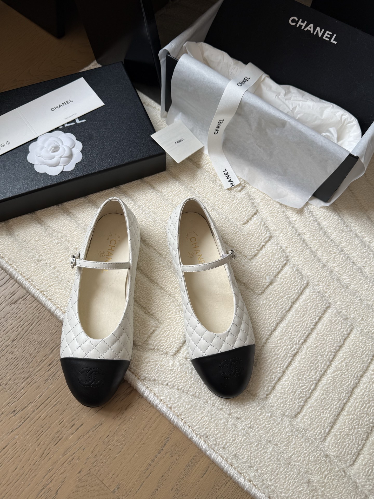 NO:408905,Chanel 25s catwalk Mary Jane single shoes are simple yet sweet and playful!  Corduroy twill splicing fabric, three-dimensional electric embroidery logo, solid color fabric is refreshing and easy to match, and it is more heeled with buttons. Inner sheepskin leather sole Size: 35-40, single shoes, chanel, mary jane, sheepskin, Leather soles19860909Chanel 25s走秀款玛丽珍单鞋 简约又不失甜美俏皮！ 灯芯绒斜纹拼接面料,立体电绣logo,纯色面料清爽易搭,搭配扣子更加跟脚.内里羊皮 真皮大底 Size:35-40,单鞋,chanel,mary jane,sheepskin,Leather soles,Women's Shoes