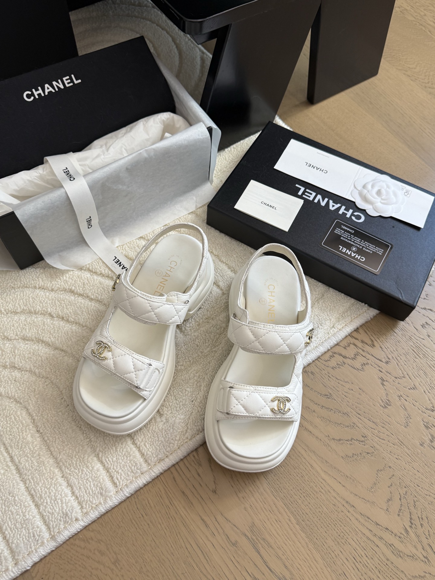 NO:408946,Chanel 25 new Velcro thick-soled sandals layout, top-quality version products!  All colors are available in my home!  Imported upper fabric, sheepskin inside the footrest, original hardware buckle. All equipped with top-grade packaging for special counters!  Size:35-39 Other sizes custom made, sandals, chanel, sandals, sheepskin19860909Chanel 25新魔术贴厚底凉鞋版面 顶级对版货！ 所有的颜色我家都有！ 鞋面进口面料,垫脚内里羊皮,原版五金扣. 均配专柜顶级包装！ Size:35-39 其它码数定做,凉鞋,chanel,sandals,sheepskin,Women's Shoes