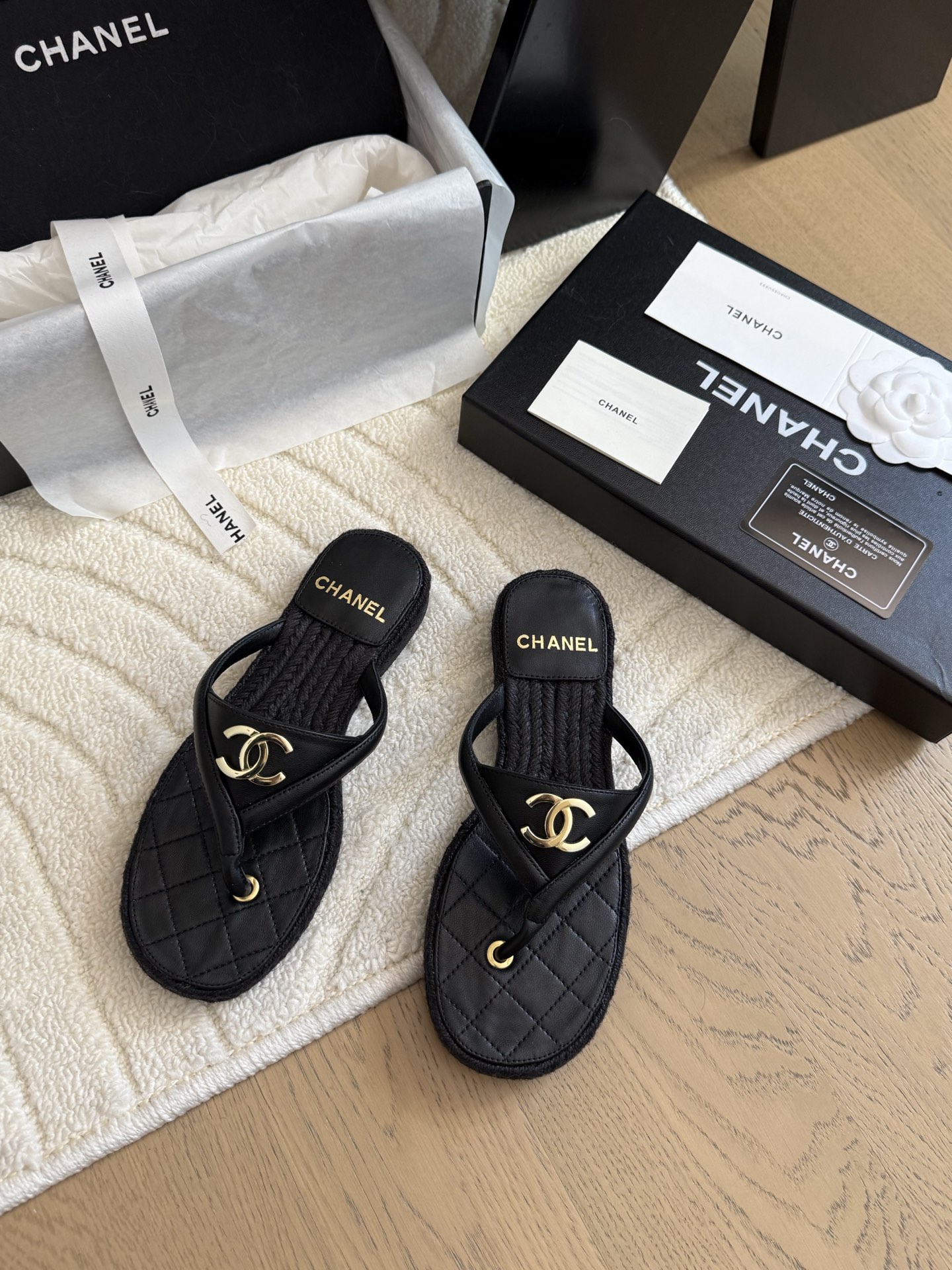 NO:408944,Chanel 25P new foot-clip flip flops!  This series is really amazing. How could it be so beautiful!  Summer is really invincible with salt and sweet~ The upper is imported Nibu, the inner is lambskin, genuine leather outsole, size 35-39 (customized by 40/41), split-toed shoes, chanel, slippers, sheepskin, Leather soles19860909Chanel 25P新品夹脚人字拖鞋！ 这一系列这真的是绝了 怎么会这么美！ 夏天真的是无敌搭配可盐可甜～ 鞋面采用进口妮布 内里是小羊皮 真皮大底 码数35-39（40/41定制）,分趾鞋,chanel,slippers,sheepskin,Leather soles,Women's Shoes