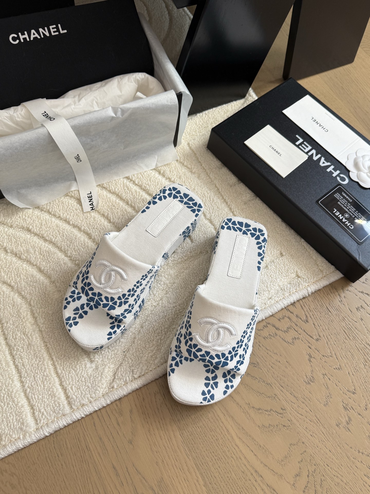 NO:408943,Chanel 25C new thick-soled slippers top version 6cm height enhances legs!  170 seconds after footing, imported cashmere wool, delicate and soft, silky, original molded rubber sole, size 35-41, customized, non-return, slippers, chanel, slippers19860909Chanel 25C新款厚底拖鞋 顶级版本 6cm 增高显腿长！上脚秒变170 进口羊绒毛 手感细腻柔软丝滑 原版开模橡胶底 码数35-41 定制不退换,拖鞋,chanel,slippers,Women's Shoes