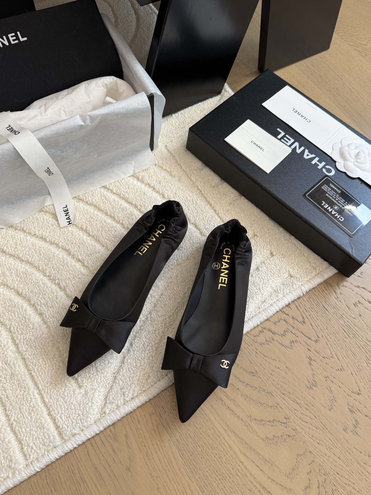 NO:408939,Chanel 25C new Mary Jane pointed toe single shoes. It is hard not to love the beautiful Mary Jane series. Silk upper, inner sheepskin, genuine leather outsole. Size: 35-39. Other sizes customized, single shoes, chanel, mary jane, sheepskin, real silk, Leather soles19860909Chanel 25C新款玛丽珍尖头单鞋 绝美玛丽珍系列很难不爱 鞋面真丝 内里羊皮 真皮大底 Size:35-39 其他码数定做,单鞋,chanel,mary jane,sheepskin,real silk,Leather soles,Women's Shoes