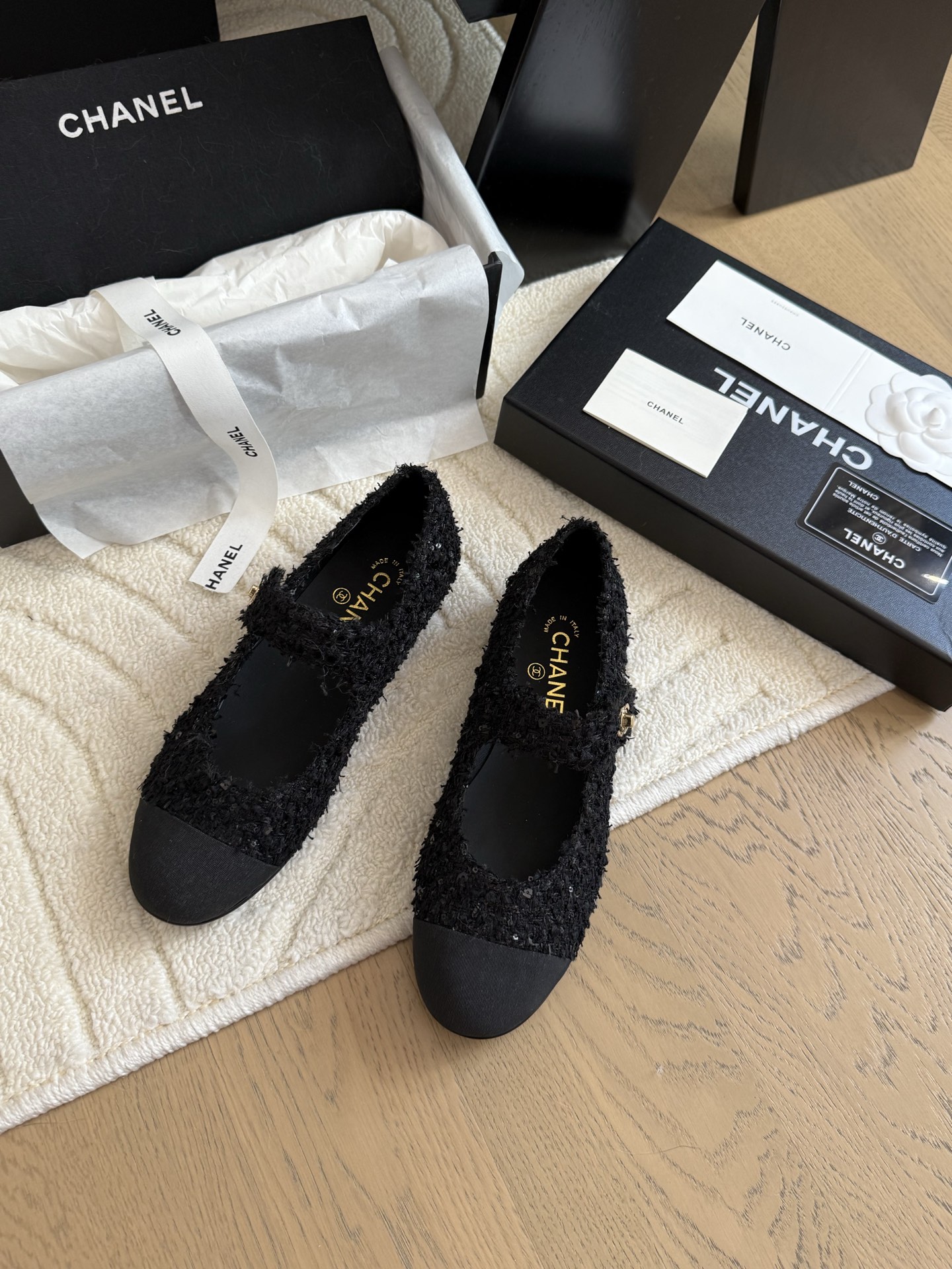 NO:408941,Chanel 25s catwalk Mary Jane single shoes are simple yet sweet and playful!  Corduroy twill splicing fabric, three-dimensional electric embroidery logo, solid color fabric is refreshing and easy to match, and it is more heeled with buttons. Inner sheepskin leather sole Size: 35-40, single shoes, chanel, mary jane, sheepskin, Leather soles19860909Chanel 25s走秀款玛丽珍单鞋 简约又不失甜美俏皮！ 灯芯绒斜纹拼接面料,立体电绣logo,纯色面料清爽易搭,搭配扣子更加跟脚.内里羊皮 真皮大底 Size:35-40,单鞋,chanel,mary jane,sheepskin,Leather soles,Women's Shoes