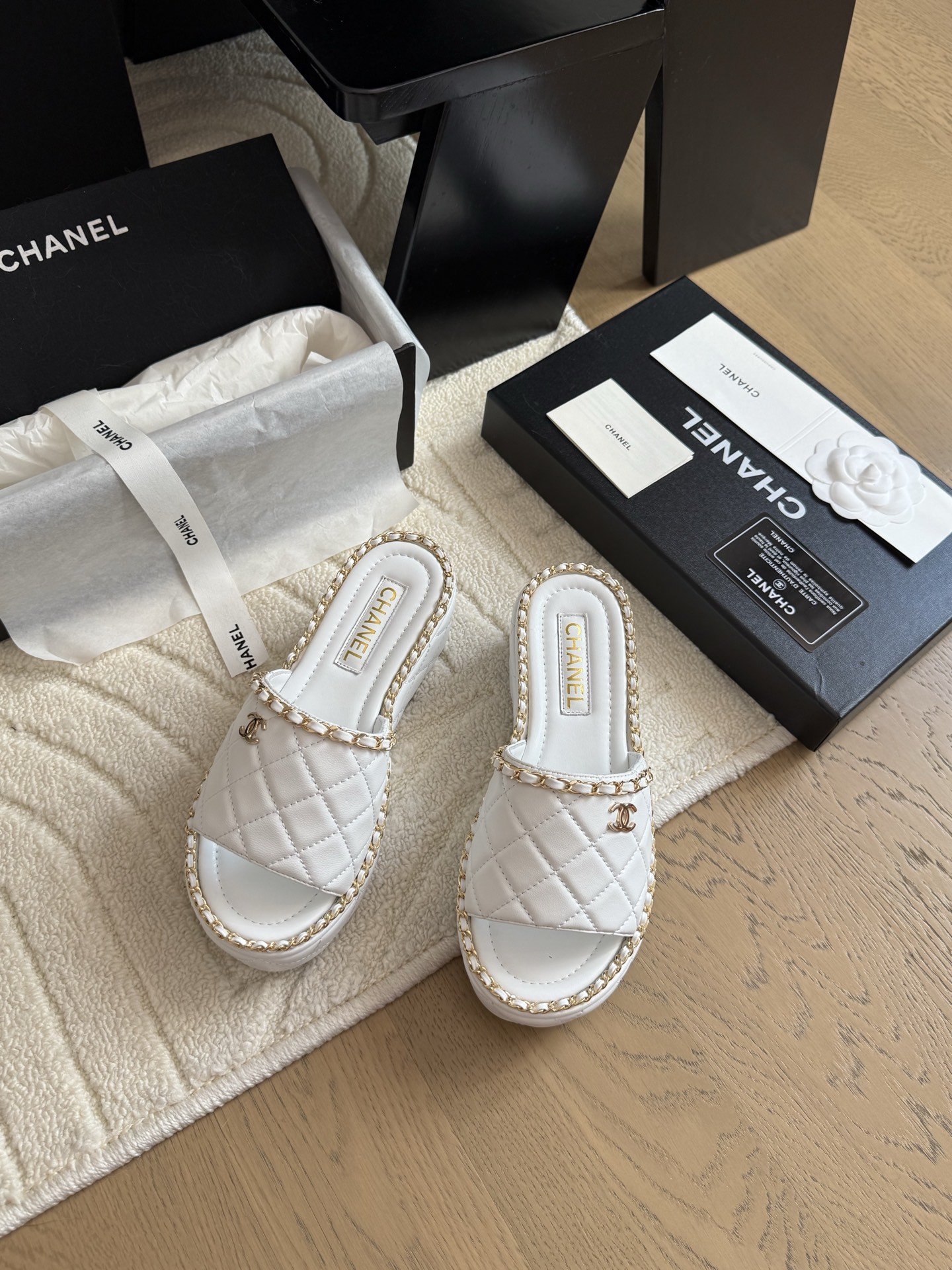 NO:408937,Chanel 25C spring and summer new full series chain slippers, full series first release, I have it in the counter!  High-quality upper cowhide/original fabric inner sheepskin original outsole Size:35-39 Other sizes, slippers, chanel, slippers, cowhide, sheepskin19860909Chanel 25C春夏新款全系列链条拖鞋 全系列首发 专柜有的我都有！ 高版本高品质 鞋面牛皮/原版面料 内里羊皮 原版大底 Size:35-39 其他码数定,拖鞋,chanel,slippers,cowhide,sheepskin,Women's Shoes