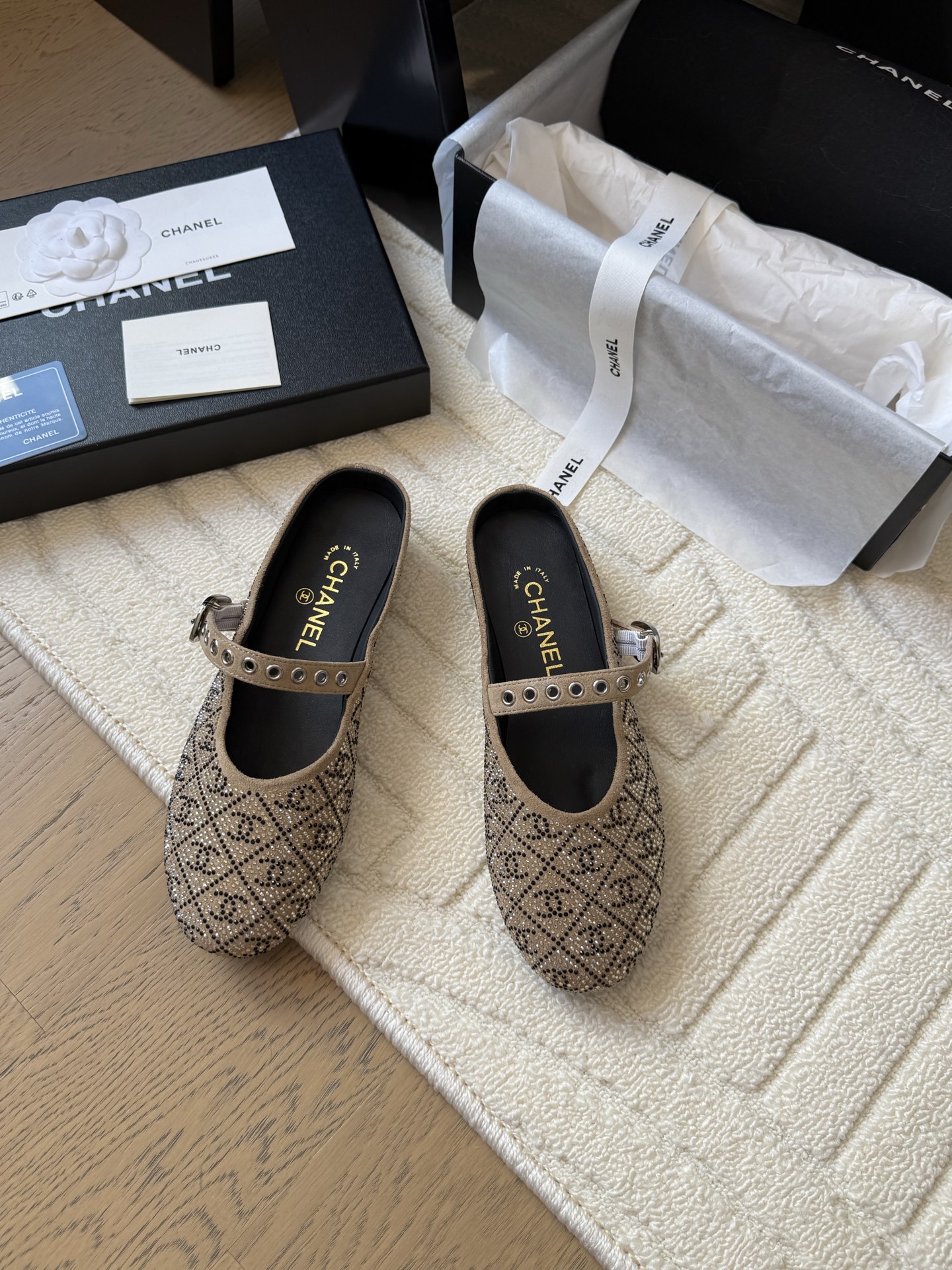 NO:408933,Chanel 25s catwalk Mary Jane single shoes are simple yet sweet and playful!  Corduroy twill splicing fabric, three-dimensional electric embroidery logo, solid color fabric is refreshing and easy to match, and it is more heeled with buttons. Inner sheepskin leather sole Size: 35-40, single shoes, chanel, mary jane, sheepskin, Leather soles19860909Chanel 25s走秀款玛丽珍单鞋 简约又不失甜美俏皮！ 灯芯绒斜纹拼接面料,立体电绣logo,纯色面料清爽易搭,搭配扣子更加跟脚.内里羊皮 真皮大底 Size:35-40,单鞋,chanel,mary jane,sheepskin,Leather soles,Women's Shoes