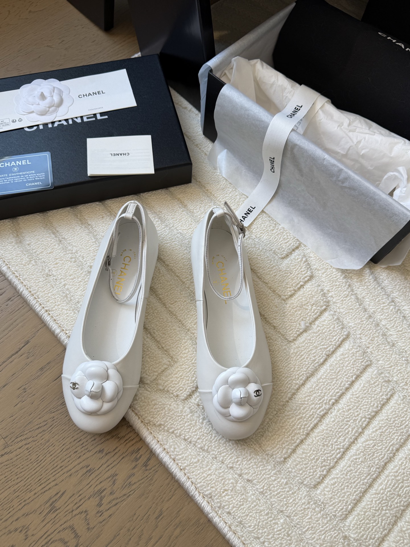 NO:408931,Chanel 25C new camellia single shoe series. This season's camellia series is really beautiful. Grandma's usual elegant and famous temperament is full of high-end feeling!  It’s very nice to wear barefoot or paired with skirts or trousers, it’s very versatile!  Invincible beauty!  Special fairy, the upper is imported small lambskin, the inner footbed mixed breed sheepskin, Italian A-grade leather outsole, heel height 1.5cm Size35-39 (customized by 40/41), single shoes, chanel, skirts, sheepskin, Leather soles19860909Chanel 25C新品山茶花单鞋系列 这一季山茶花系列真的超美 香奶奶家一贯的优雅名媛气质 高级感十足！上脚非常nice～ 不管光脚穿或搭配裙装、裤装、 都非常百搭！无敌美！特别仙 鞋面采用进口小羊皮 内里垫脚混种羊皮 意大利A级真皮大底 跟高1.5cm Size35-39（40/41定制）,单鞋,chanel,skirts,sheepskin,Leather soles,Women's Shoes