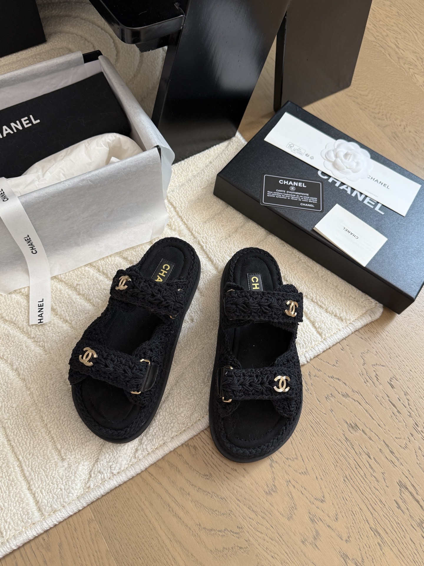 NO:408929,Chanel 25 new Velcro thick-soled sandals layout, top-quality version products!  All colors are available in my home!  Imported upper fabric, sheepskin inside the footrest, original hardware buckle. All equipped with top-grade packaging for special counters!  Size:35-39 Other sizes customization, slippers, chanel, sandals, slippers, sheepskin19860909Chanel 25新魔术贴厚底凉鞋版面 顶级对版货！ 所有的颜色我家都有！ 鞋面进口面料,垫脚内里羊皮,原版五金扣. 均配专柜顶级包装！ Size:35-39 其它码数定做,拖鞋,chanel,sandals,slippers,sheepskin,Women's Shoes