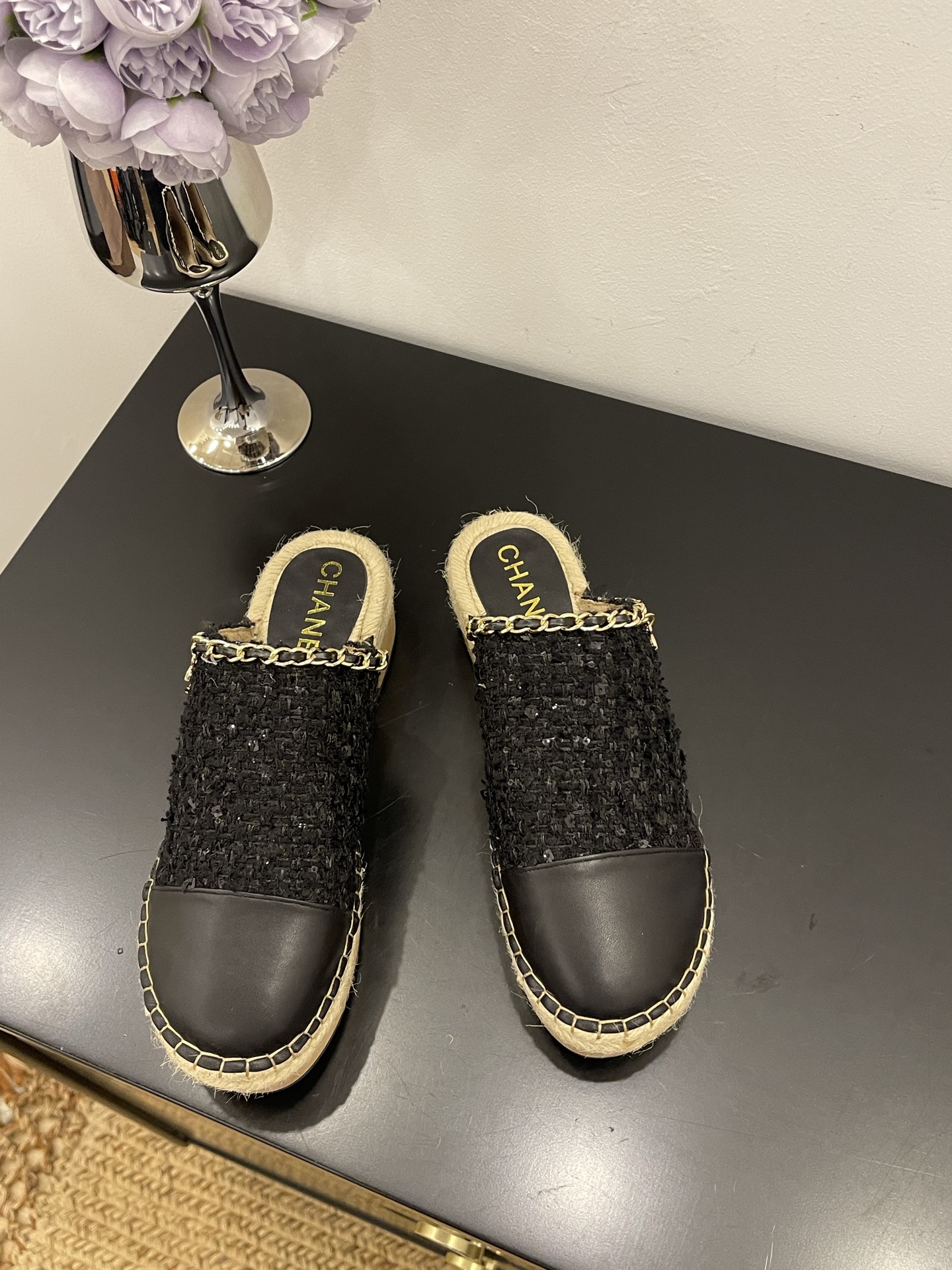 NO:409214,Top version of the District Market Currency [Spot Sale] The entire network counter is explosive and the king of code breaks, the gentle little cutie can't help but fall in love with it. The counter is purchased for 9,000!  !  !  Exclusive mold drill buckle mold opening [Flash sale of all versions in the market] Each model has authentic comparison inspection. The authentic product has been disassembled and evolved perfectly again and again. The details are beyond the authentic product. The counters in the entire network support comparison and identification. The genuine authentic grade is true, and the non-proper version supports no reason to return and exchange!  !  !  Official catalog Number of codes 34-40 are all equipped with genuine Italian packaging, half-drag19860909顶级版本 区市场通货【现货发售】 全网专柜爆爆爆断码王,温柔小可爱会情不自禁爱上的 专柜以9000购入！！！独家模具钻扣开模【秒杀市场一切版本】每款均有正品对比验货,正品经过大拆卸,一次次完美的进化,细节走线超越正品,全网专柜支持对比鉴定,真正的正品级,不对版支持无理由包退包换！！！ 官方目录 码数34-40 均配有意大利正品包装,半拖,Women's Shoes