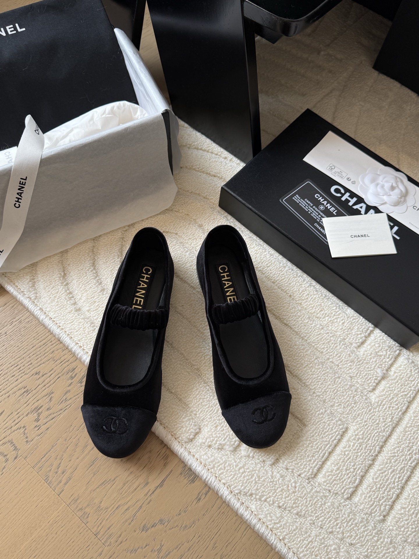 NO:408925,Chanel 25S new color ballet shoes original 1:1 replica classics. It is perfect for pairing with pants and skirts. The small round head design is very good to modify the foot shape, a must-have for little fairies!  Heels flat size 35-39 Other sizes customized, single shoes, chanel, skirts19860909Chanel 25S新色芭蕾舞鞋 原版1:1复刻 经典中的经典 无论搭配裤装还是裙装都是完美 小圆头的设计很好的修饰脚型 ,小仙女们必备！ 跟高平底 码数 35-39 其它码数定做,单鞋,chanel,skirts,Women's Shoes