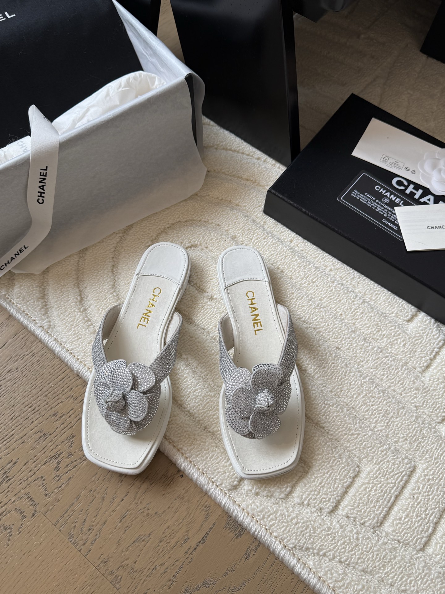 NO:408936,Chanel 25C new camellia slipper series. This season's camellia series is really beautiful. Grandma's usual elegant and famous temperament is full of high-end feeling!  It’s very nice to wear barefoot or paired with skirts or trousers, it’s very versatile!  Invincible beauty!  Special fairy, the upper is imported small lambskin, the inner footbed mixed breed sheepskin, Italian A-grade leather outsole, heel height 1.5cm Size35-39 (customized by 40/41), split-toed shoes, chanel, slippers, skirts, sheepskin, Leather soles19860909Chanel 25C新品山茶花拖鞋系列 这一季山茶花系列真的超美 香奶奶家一贯的优雅名媛气质 高级感十足！上脚非常nice～ 不管光脚穿或搭配裙装、裤装、 都非常百搭！无敌美！特别仙 鞋面采用进口小羊皮 内里垫脚混种羊皮 意大利A级真皮大底 跟高1.5cm Size35-39（40/41定制）,分趾鞋,chanel,slippers,skirts,sheepskin,Leather soles,Women's Shoes