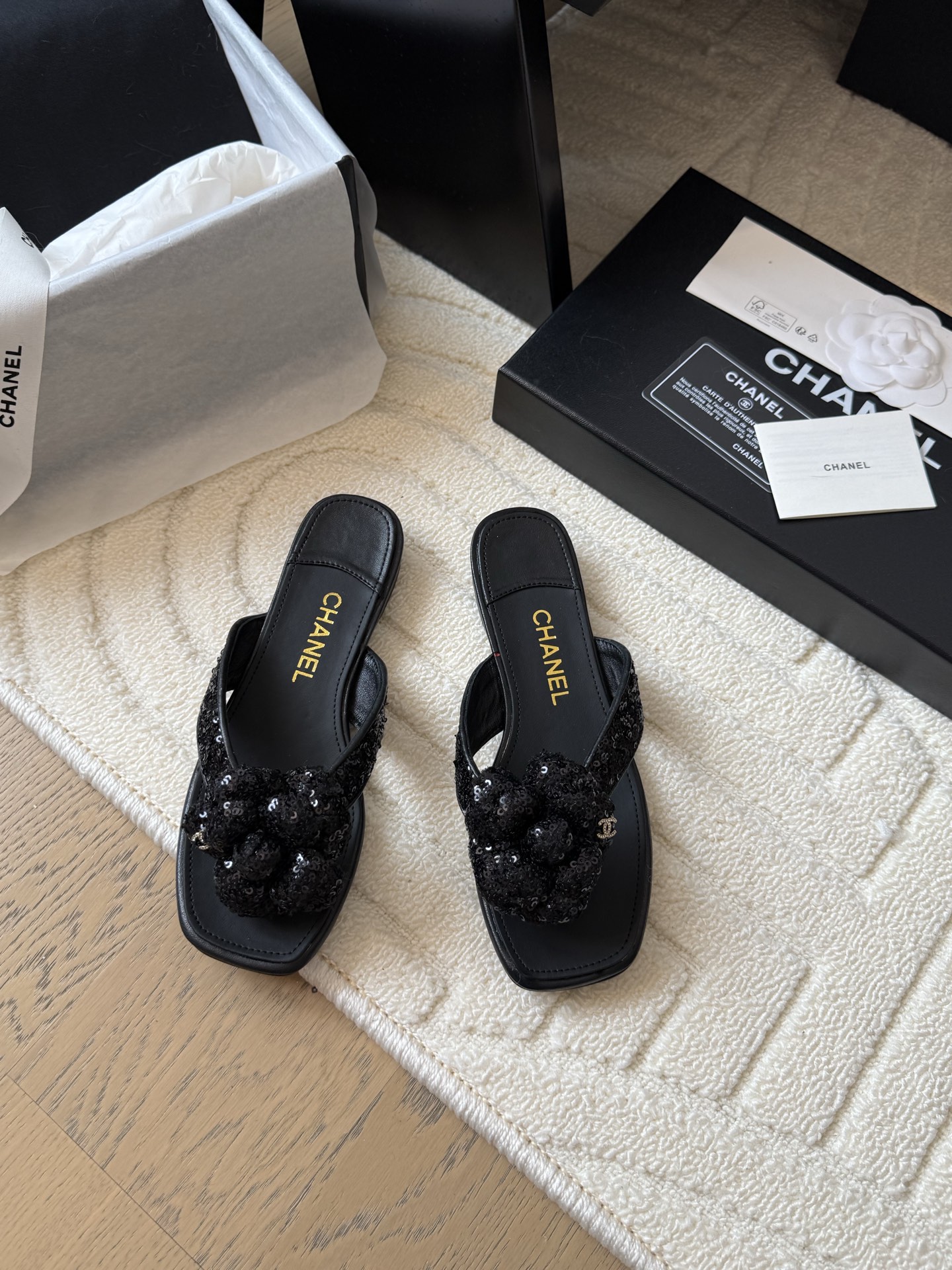 NO:408938,Chanel 25C new camellia slipper series. This season's camellia series is really beautiful. Grandma's usual elegant and famous temperament is full of high-end feeling!  It’s very nice to wear barefoot or paired with skirts or trousers, it’s very versatile!  Invincible beauty!  Special fairy, the upper is imported small lambskin, the inner footbed mixed breed sheepskin, Italian A-grade leather outsole, heel height 1.5cm Size35-39 (customized by 40/41), split-toed shoes, chanel, slippers, skirts, sheepskin, Leather soles19860909Chanel 25C新品山茶花拖鞋系列 这一季山茶花系列真的超美 香奶奶家一贯的优雅名媛气质 高级感十足！上脚非常nice～ 不管光脚穿或搭配裙装、裤装、 都非常百搭！无敌美！特别仙 鞋面采用进口小羊皮 内里垫脚混种羊皮 意大利A级真皮大底 跟高1.5cm Size35-39（40/41定制）,分趾鞋,chanel,slippers,skirts,sheepskin,Leather soles,Women's Shoes