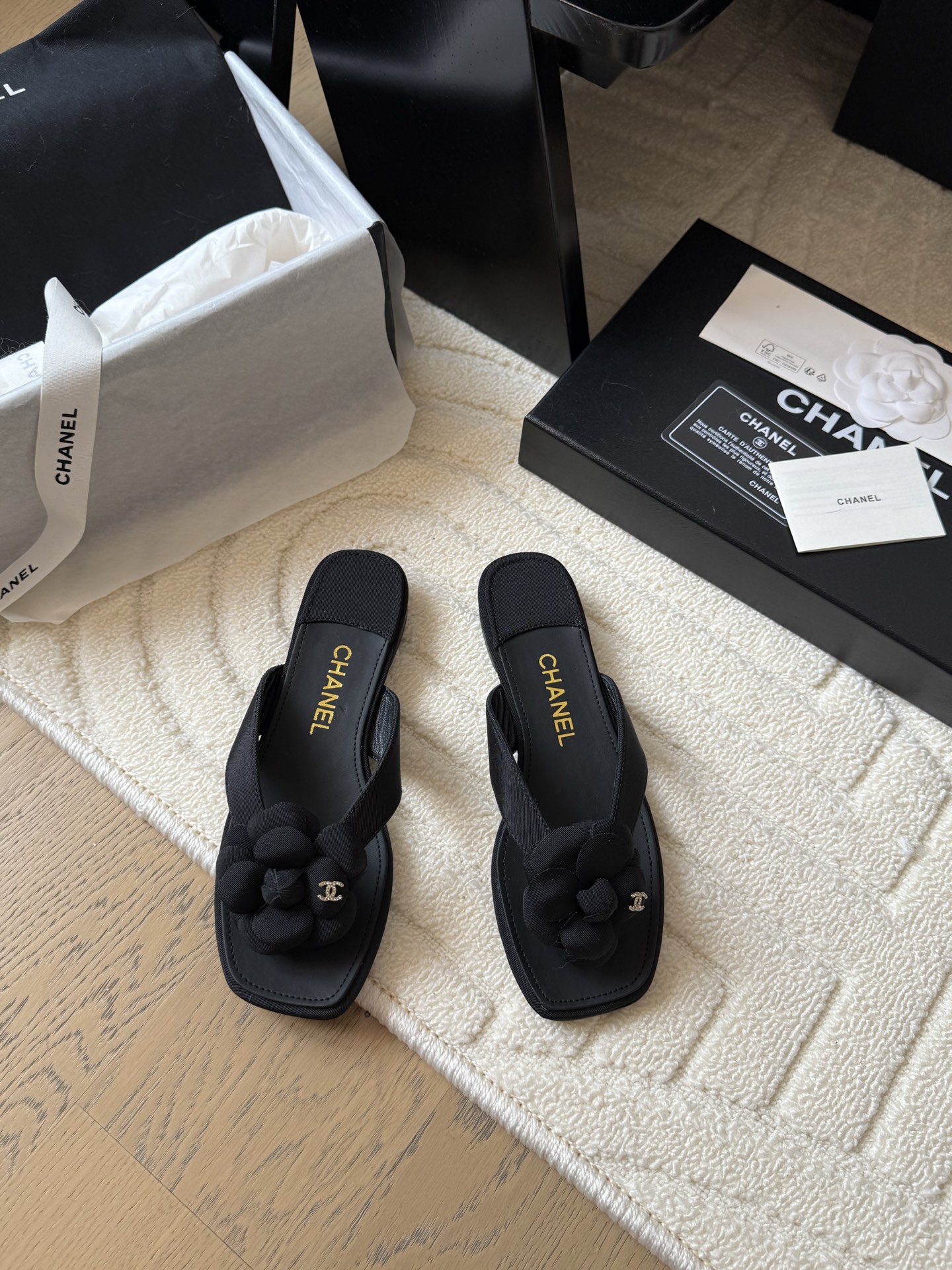 NO:408940,Chanel 25C new camellia slipper series. This season's camellia series is really beautiful. Grandma's usual elegant and famous temperament is full of high-end feeling!  It’s very nice to wear barefoot or paired with skirts or trousers, it’s very versatile!  Invincible beauty!  Special fairy, the upper is imported small lambskin, the inner footbed mixed breed sheepskin, Italian A-grade leather outsole, heel height 1.5cm Size35-39 (customized by 40/41), split-toed shoes, chanel, slippers, skirts, sheepskin, Leather soles19860909Chanel 25C新品山茶花拖鞋系列 这一季山茶花系列真的超美 香奶奶家一贯的优雅名媛气质 高级感十足！上脚非常nice～ 不管光脚穿或搭配裙装、裤装、 都非常百搭！无敌美！特别仙 鞋面采用进口小羊皮 内里垫脚混种羊皮 意大利A级真皮大底 跟高1.5cm Size35-39（40/41定制）,分趾鞋,chanel,slippers,skirts,sheepskin,Leather soles,Women's Shoes