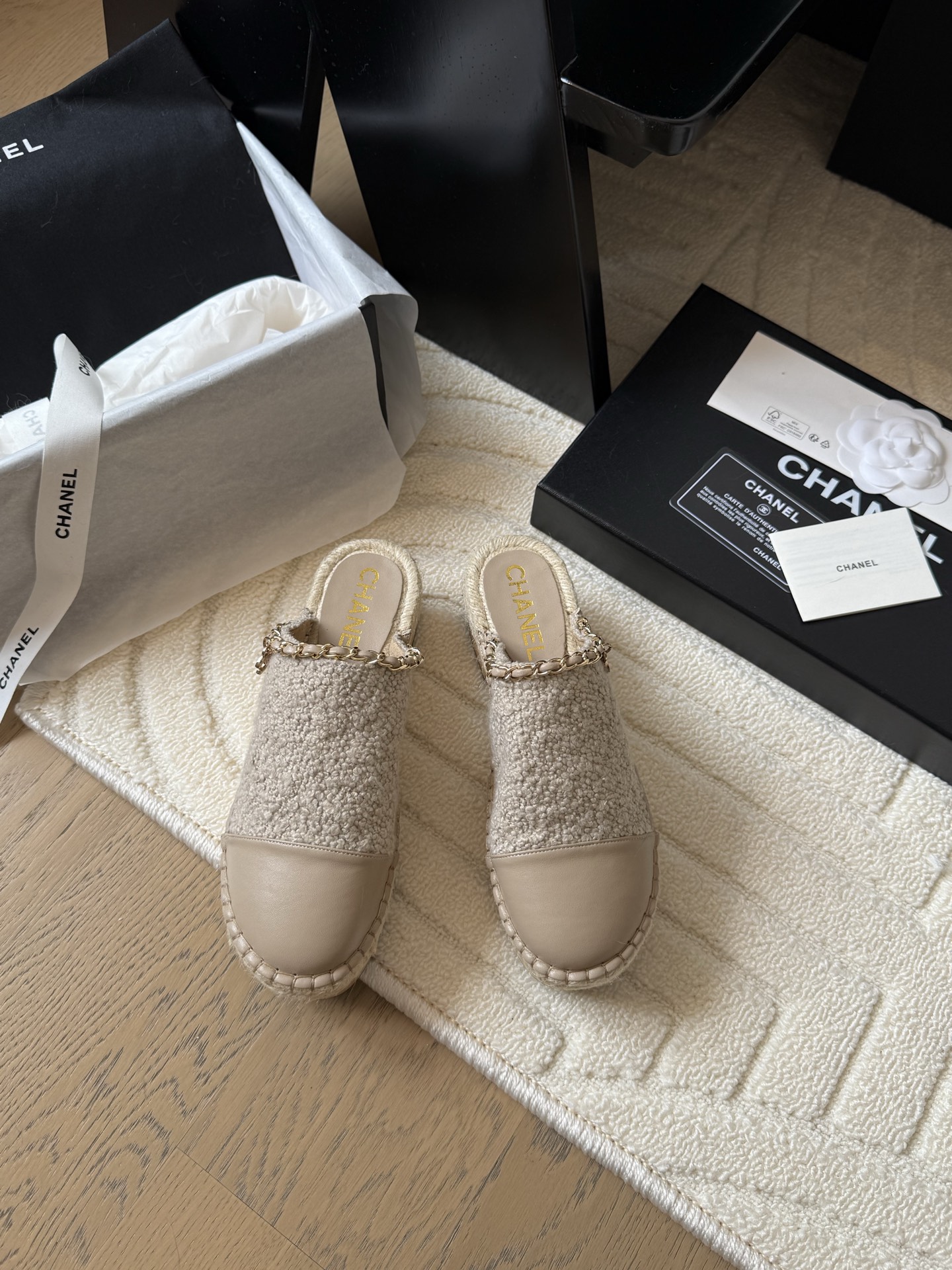 NO:408930,Chanel 25C new double C buckle semi-trailer, the return double C buckle design, special Vintage, full of retro flavor, loafers have also grown to aesthetics, upper cowhide, inner sheepskin, original outsole Size: 35-39 Other sizes customized, semi-trailer, chanel, loafers, cowhide, sheepskin19860909Chanel 25C新款双C扣半拖 回归的双C扣设计 特别Vintage 复古味十足 乐福鞋也长到了审美上 鞋面牛皮 内里羊皮 原版大底 Size:35-39 其他码数定做,半拖,chanel,loafers,cowhide,sheepskin,Women's Shoes