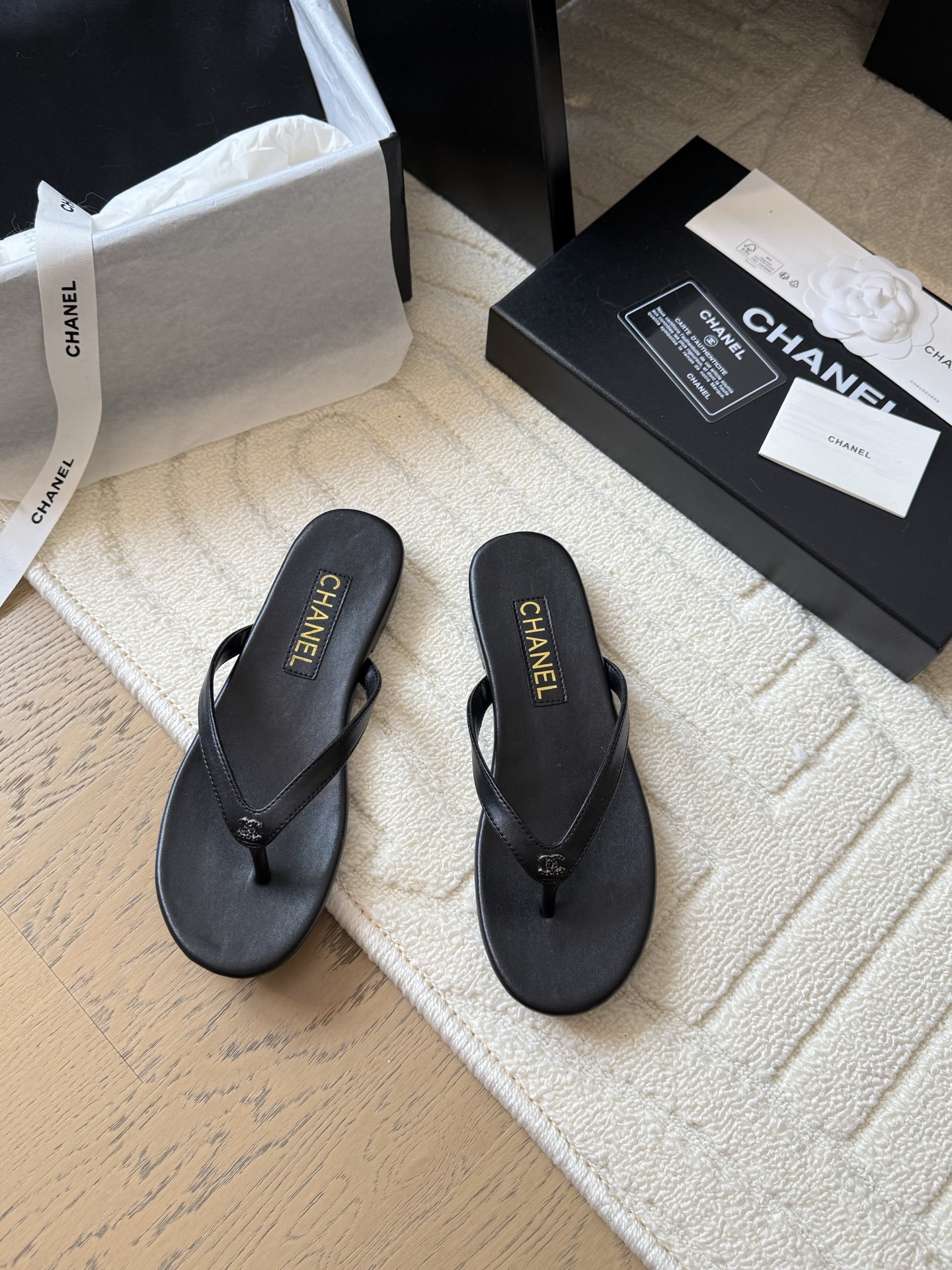 NO:408942,Chanel 25C new foot-clip flip flops. This series is really amazing. How could it be so beautiful!  Summer is really invincible with salt and sweet~ The upper is imported calfskin, the inner is lambskin, genuine leather outsole, size 35-39 (customized by 40/41), split-toed shoes, chanel, slippers, cowhide, sheepskin, Leather soles19860909Chanel 25C新品夹脚人字拖鞋 这一系列这真的是绝了 怎么会这么美！ 夏天真的是无敌搭配可盐可甜～ 鞋面采用进口小牛皮 内里是小羊皮 真皮大底 码数35-39（40/41定制）,分趾鞋,chanel,slippers,cowhide,sheepskin,Leather soles,Women's Shoes