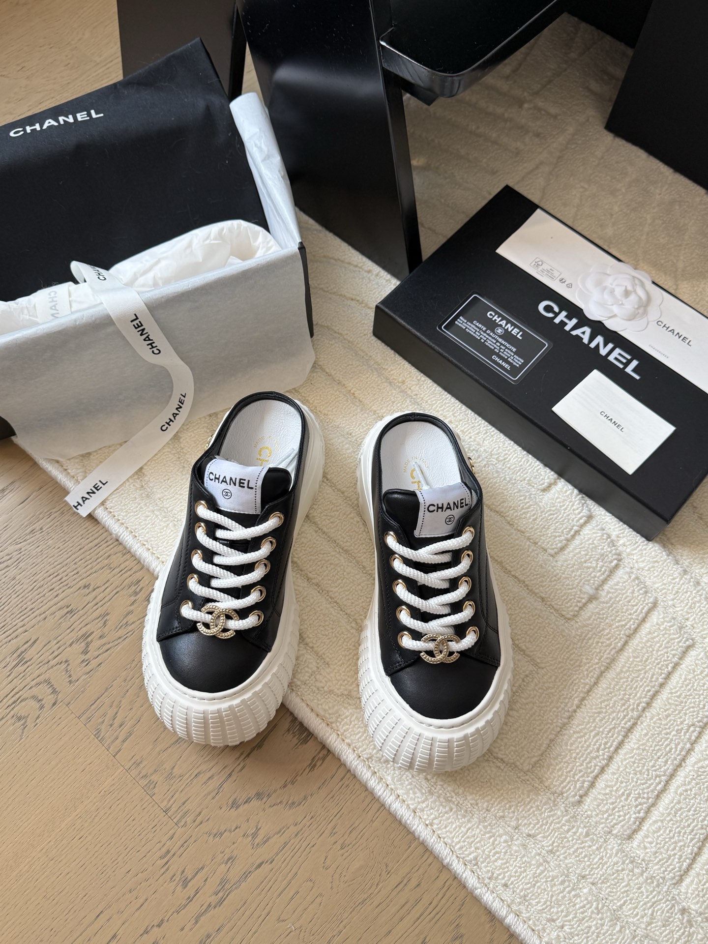 NO:408934,Chanel 25P new sports and casual shoes, versatile white shoes, style matching will not go wrong, contrasting colors are full of vitality, side imprint logo, foot very delicate, original custom upper material, original outsole Size: 35-40, casual shoes/sports shoes semi-trail, chanel, sneakers19860909Chanel 25P新款运动休闲鞋 百搭小白鞋 款式搭配不会出错 撞色搭配活力满满啊 侧面压印logo 上脚很秀气 鞋面原版定制材料 原版大底 Size:35-40,休闲鞋/运动鞋半拖,chanel,sneakers,Women's Shoes