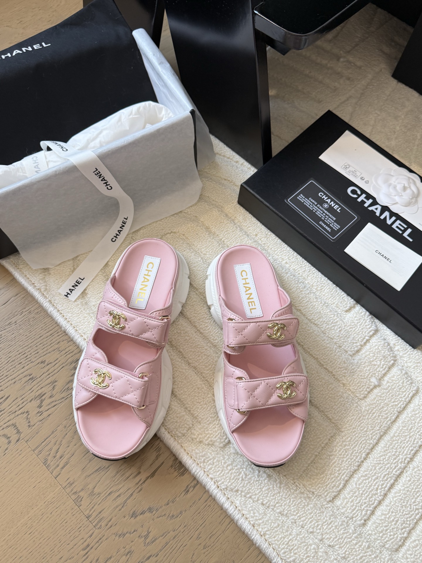 NO:408932,Chanel 25 new Velcro thick-soled sandals layout, top-quality version products!  All colors are available in my home!  Imported upper fabric, sheepskin inside the footrest, original hardware buckle. All equipped with top-grade packaging for special counters!  Size:35-39 Other sizes custom made, sandals, chanel, sandals, sheepskin19860909Chanel 25新魔术贴厚底凉鞋版面 顶级对版货！ 所有的颜色我家都有！ 鞋面进口面料,垫脚内里羊皮,原版五金扣. 均配专柜顶级包装！ Size:35-39 其它码数定做,凉鞋,chanel,sandals,sheepskin,Women's Shoes