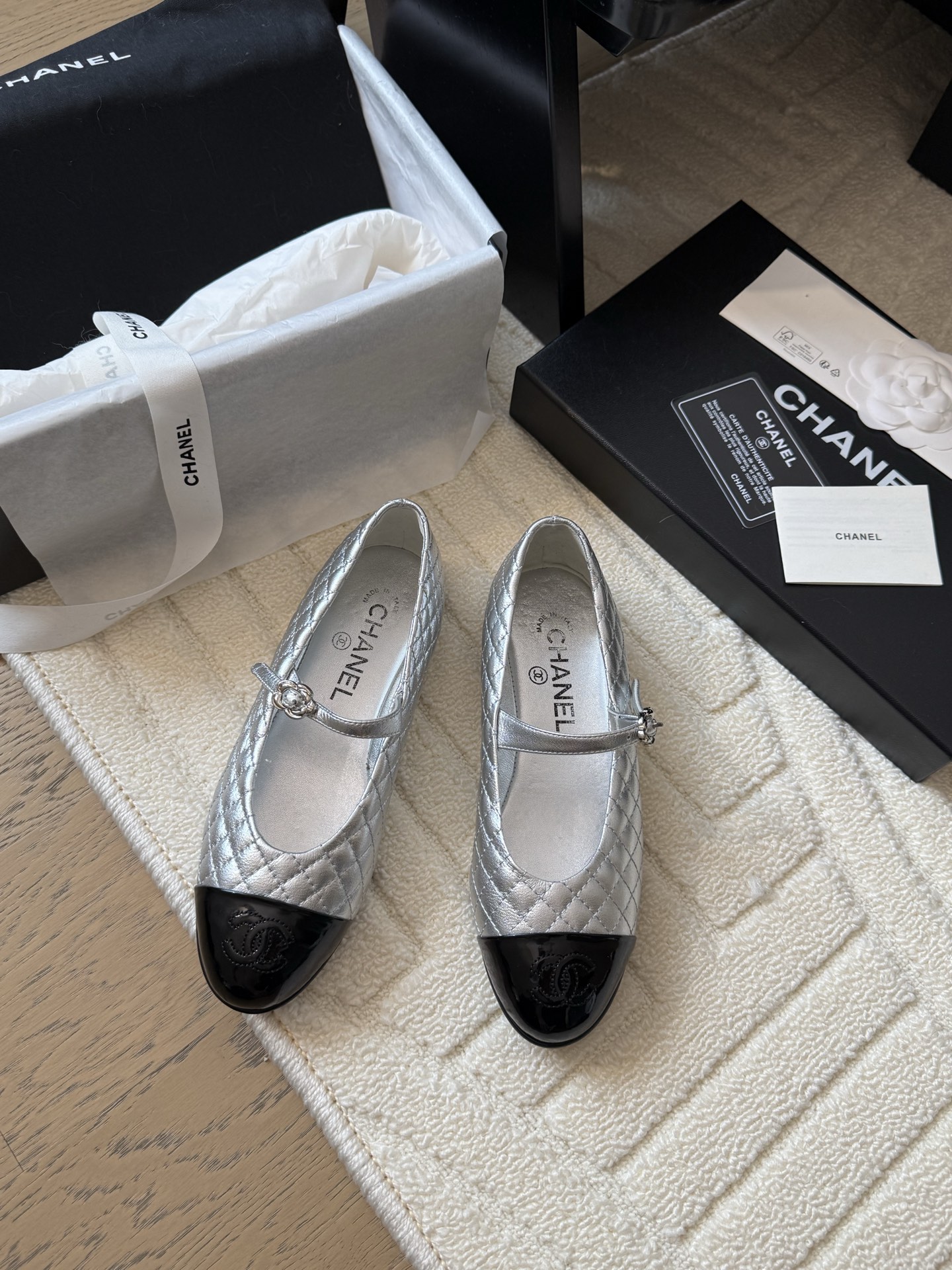 NO:408926,Chanel 25P catwalk Mary Jane single shoes are simple yet sweet and playful!  Corduroy twill splicing fabric, three-dimensional electric embroidery logo, solid color fabric is refreshing and easy to match, and it is more heeled with buttons. Inner sheepskin leather outsole Size: 35-40, single shoes Mary Jane, chanel, mary jane, sheepskin, Leather soles19860909Chanel 25P走秀款玛丽珍单鞋 简约又不失甜美俏皮！ 灯芯绒斜纹拼接面料,立体电绣logo,纯色面料清爽易搭,搭配扣子更加跟脚.内里羊皮 真皮大底 Size:35-40,单鞋玛丽珍,chanel,mary jane,sheepskin,Leather soles,Women's Shoes