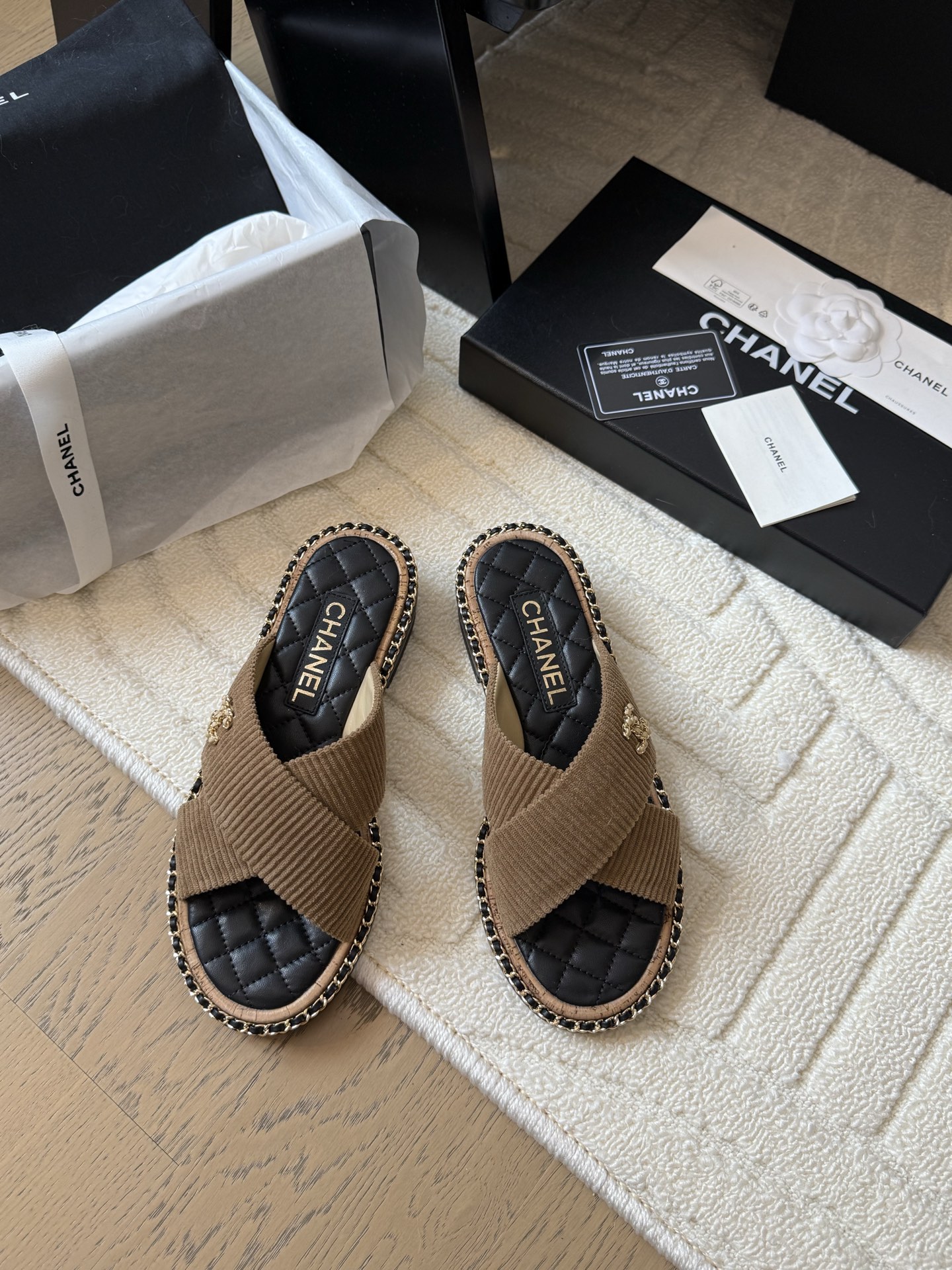 NO:408924,Chanel 25C spring and summer new full series chain slippers, full series first release, I have it in the counter!  High-quality upper cowhide/original fabric inner sheepskin original outsole Size:35-39 Other sizes are set, slippers sandals, chanel, sandals, slippers, cowhide, sheepskin19860909Chanel 25C春夏新款全系列链条拖鞋 全系列首发 专柜有的我都有！ 高版本高品质 鞋面牛皮/原版面料 内里羊皮 原版大底 Size:35-39 其他码数定,拖鞋凉鞋,chanel,sandals,slippers,cowhide,sheepskin,Women's Shoes