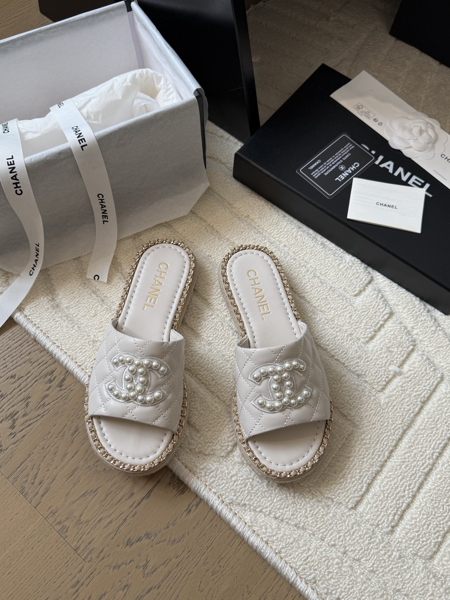 NO:415945,Chanel 25C spring and summer new full series chain slippers, full series first release, I have it in the counter!  High-quality upper cowhide/original fabric inner sheepskin original outsole Size:35-39 Other sizes, slippers, chanel, slippers, cowhide, sheepskin19860909Chanel 25C春夏新款全系列链条拖鞋 全系列首发 专柜有的我都有！ 高版本高品质 鞋面牛皮/原版面料 内里羊皮 原版大底 Size:35-39 其他码数定,拖鞋,chanel,slippers,cowhide,sheepskin,Women's Shoes