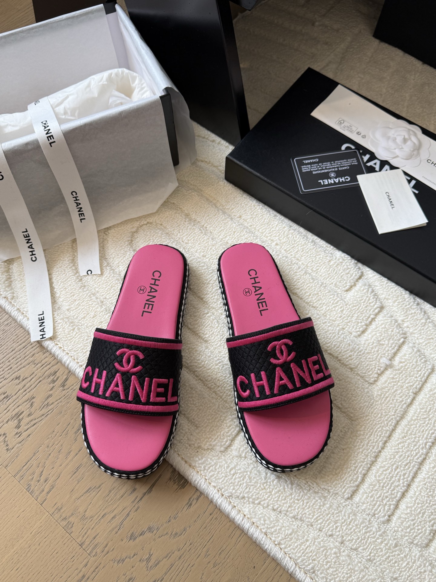 NO:415938,Chanel 25C embroidered double C new slippers, the entire series is first released, I have it in the counter!  High-quality upper cowhide/original fabric inner sheepskin original outsole Size:35-39 Other sizes, slippers, chanel, slippers, cowhide, sheepskin19860909Chanel 25C刺绣双C新款拖鞋 全系列首发 专柜有的我都有！ 高版本高品质 鞋面牛皮/原版面料 内里羊皮 原版大底 Size:35-39 其他码数定,拖鞋,chanel,slippers,cowhide,sheepskin,Women's Shoes