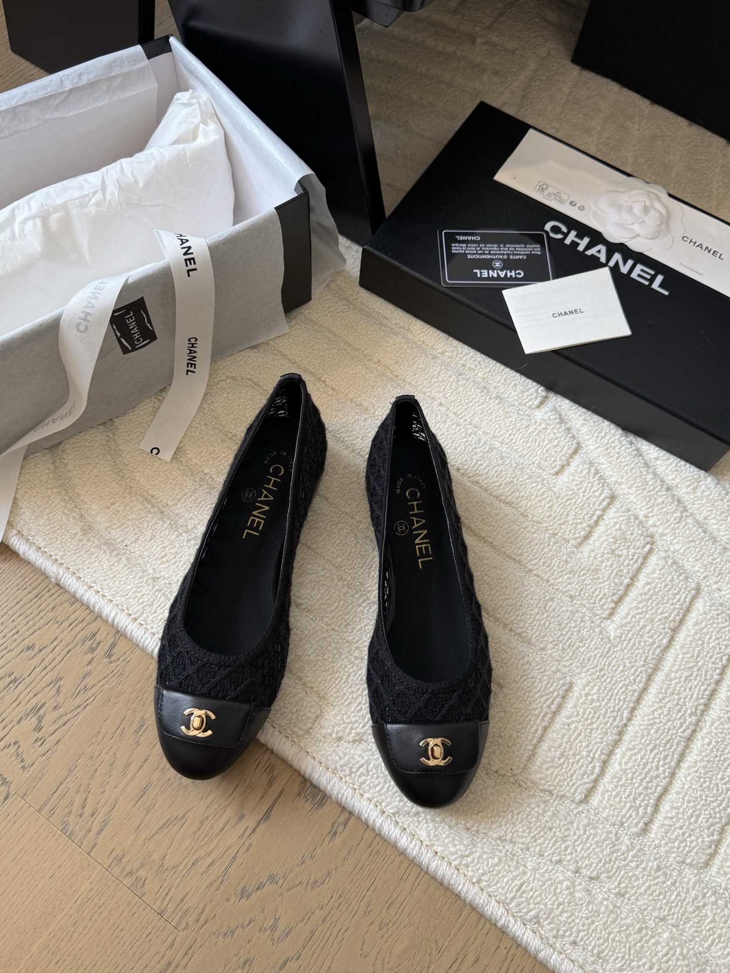 NO:415931,Chanel 25P catwalk Mary Jane single shoes are simple yet sweet and playful!  Corduroy twill splicing fabric, three-dimensional electric embroidery logo, solid color fabric is refreshing and easy to match, and it is more hesitant with buttons. Inner sheepskin leather big soles Size: 35-40, Mary Jane, chanel, mary jane, sheepskin, Leather soles19860909Chanel 25P走秀款玛丽珍单鞋 简约又不失甜美俏皮！ 灯芯绒斜纹拼接面料,立体电绣logo,纯色面料清爽易搭,搭配扣子更加跟脚.内里羊皮 真皮大底 Size:35-40,玛丽珍,chanel,mary jane,sheepskin,Leather soles,Women's Shoes