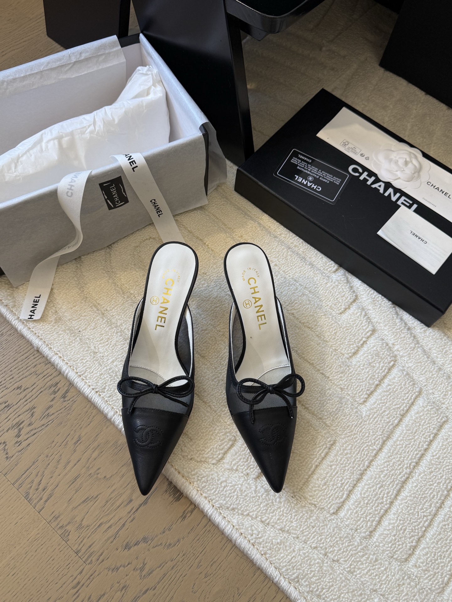 NO:424410,Chanel 25C new Mary Jane pointed-toe single shoes. It is hard not to love the beautiful Mary Jane series. Silk upper, inner sheepskin, genuine leather outsole. Size: 35-39. Other sizes customized, semi-torque high heels. Chanel, mary jane, high heels, sheepskin, real silk, Leather soles.19860909Chanel 25C新款玛丽珍尖头单鞋 绝美玛丽珍系列很难不爱 鞋面真丝 内里羊皮 真皮大底 Size:35-39 其他码数定做,半拖高跟鞋,chanel,mary jane,high heels,sheepskin,real silk,Leather soles,Women's Shoes
