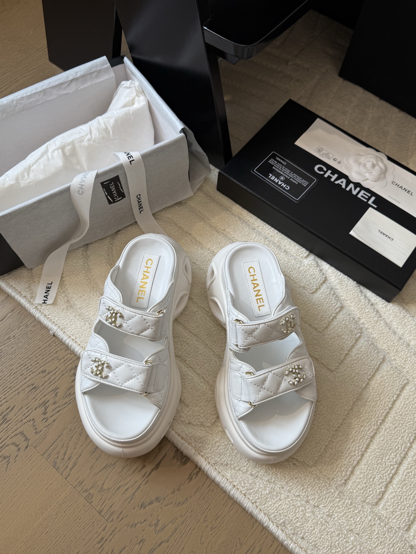 NO:424390,Chanel 25 new Velcro thick-soled sandals layout, top-quality version products!  All colors are available in my home!  Imported upper fabric, sheepskin inside the footrest, original hardware buckle. All equipped with top-grade packaging for special counters!  Size:35-39 Other sizes customization, slippers, sandals, chanel, sandals, slippers, sheepskin19860909Chanel 25新魔术贴厚底凉鞋版面 顶级对版货！ 所有的颜色我家都有！ 鞋面进口面料,垫脚内里羊皮,原版五金扣. 均配专柜顶级包装！ Size:35-39 其它码数定做,拖鞋凉鞋,chanel,sandals,slippers,sheepskin,Women's Shoes