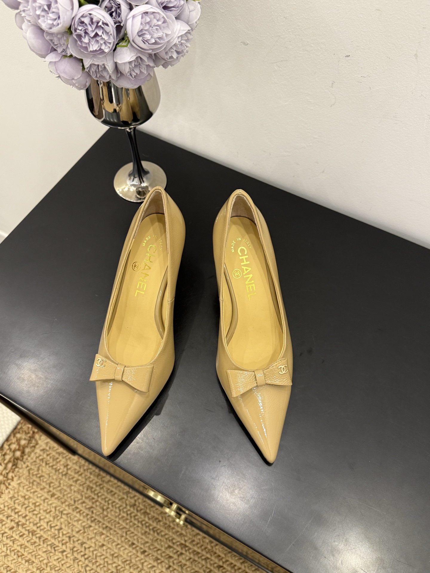 NO:421228,Top version of the District Market Currency [Spot Sale] The entire network counter is explosive and the king of code breaks, the gentle little cutie can't help but fall in love with it. The counter is purchased for 9,000!  !  !  Exclusive mold drill buckle mold opening [Flash sale of all versions in the market] Each model has authentic comparison inspection. The authentic product has been disassembled and evolved perfectly again and again. The details are beyond the authentic product. The counters in the entire network support comparison and identification. The genuine authentic grade is true, and the non-proper version supports no reason to return and exchange!  !  !  Official catalogue Number of sizes 34-40 are all equipped with genuine Italian packaging, high heels, high heels19860909顶级版本 区市场通货【现货发售】 全网专柜爆爆爆断码王,温柔小可爱会情不自禁爱上的 专柜以9000购入！！！独家模具钻扣开模【秒杀市场一切版本】每款均有正品对比验货,正品经过大拆卸,一次次完美的进化,细节走线超越正品,全网专柜支持对比鉴定,真正的正品级,不对版支持无理由包退包换！！！ 官方目录 码数34-40 均配有意大利正品包装,高跟鞋单鞋,high heels,Women's Shoes