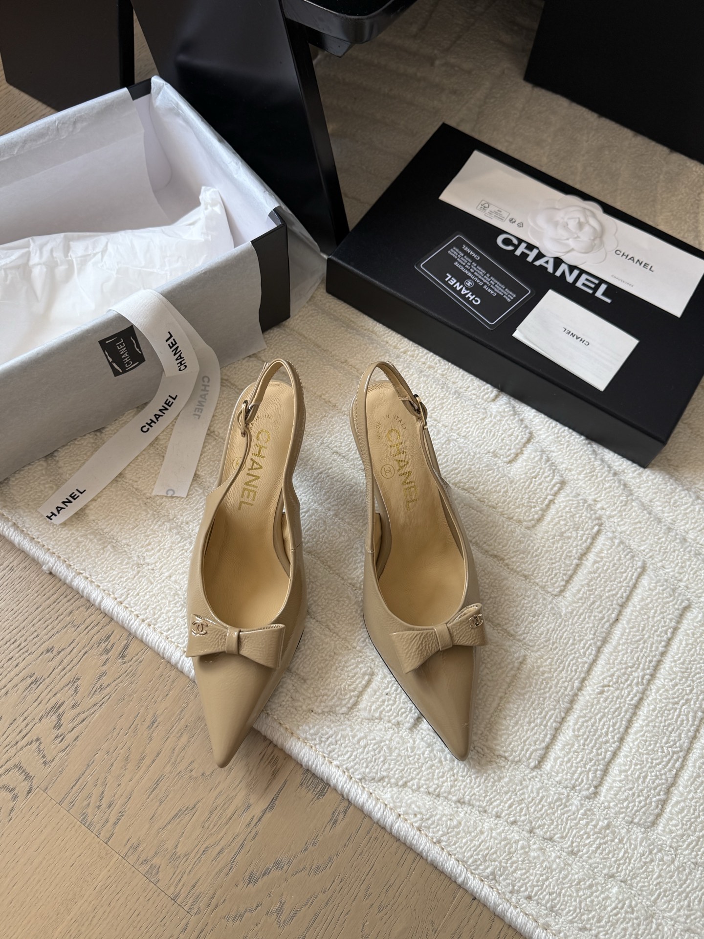 NO:424369,Chanel 25C new Mary Jane pointed toe shoes. It is hard not to love the beautiful Mary Jane series. Silk upper, inner sheepskin, genuine leather outsole. Size: 35-39. Other sizes are customized, sandals, single shoes, chanel, sandals, mary jane, sheepskin, real silk, Leather soles19860909Chanel 25C新款玛丽珍尖头单鞋 绝美玛丽珍系列很难不爱 鞋面真丝 内里羊皮 真皮大底 Size:35-39 其他码数定做,凉鞋单鞋,chanel,sandals,mary jane,sheepskin,real silk,Leather soles,Women's Shoes