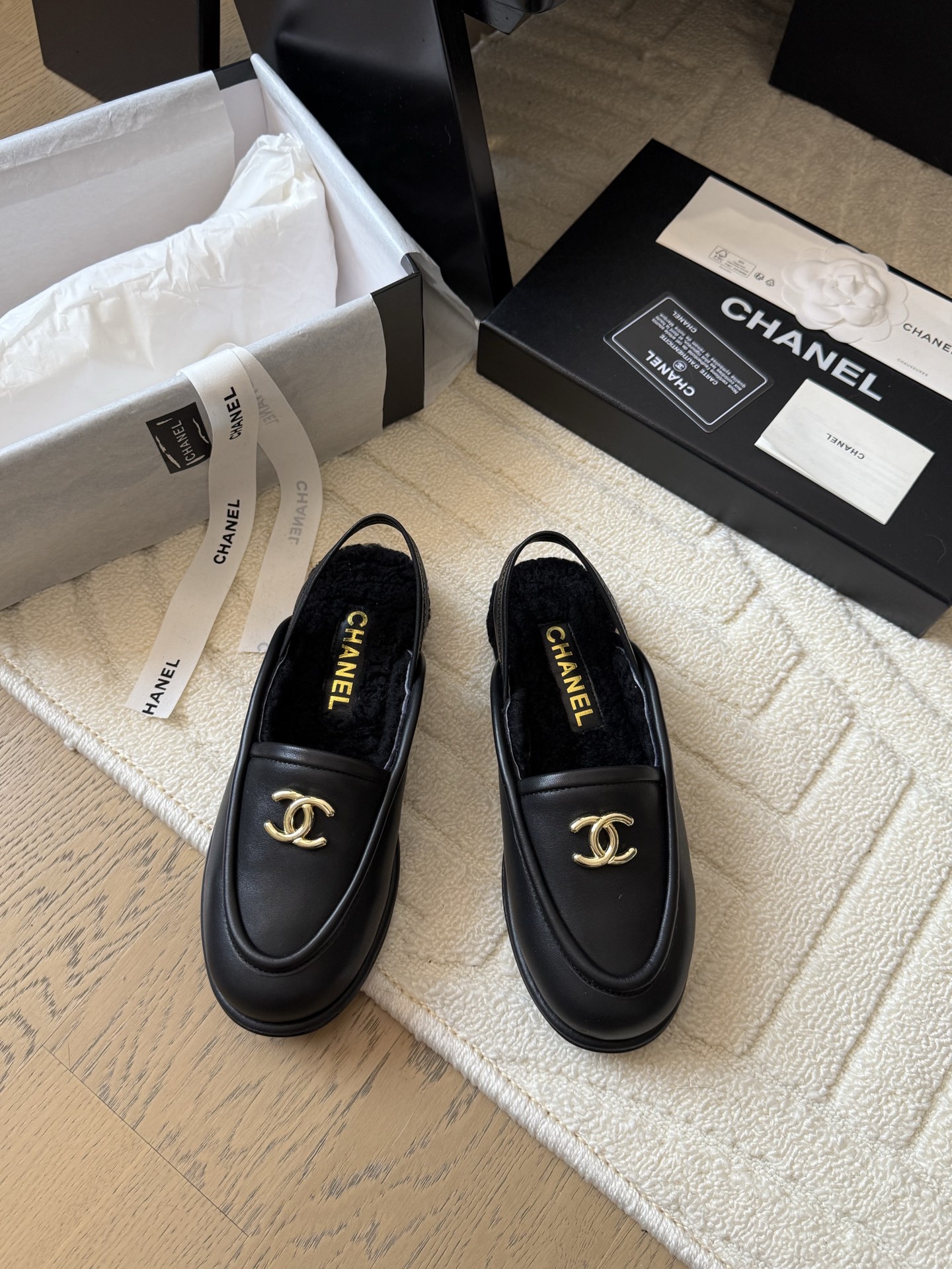 NO:424359,Chanel 25C new double C buckle sandals with back straps. The return double C buckle design is special. Vintage is very retro. Loafers have also grown to aesthetics. Upper cowhide, inner sheepskin original outsole. Size: 35-39. Other sizes are customized, loafers, chanel, loafers, sandals, cowhide, sheepskin19860909Chanel 25C新款双C扣后带凉鞋 回归的双C扣设计 特别Vintage 复古味十足 乐福鞋也长到了审美上 鞋面牛皮 内里羊皮 原版大底 Size:35-39 其他码数定做,乐福鞋,chanel,loafers,sandals,cowhide,sheepskin,Women's Shoes