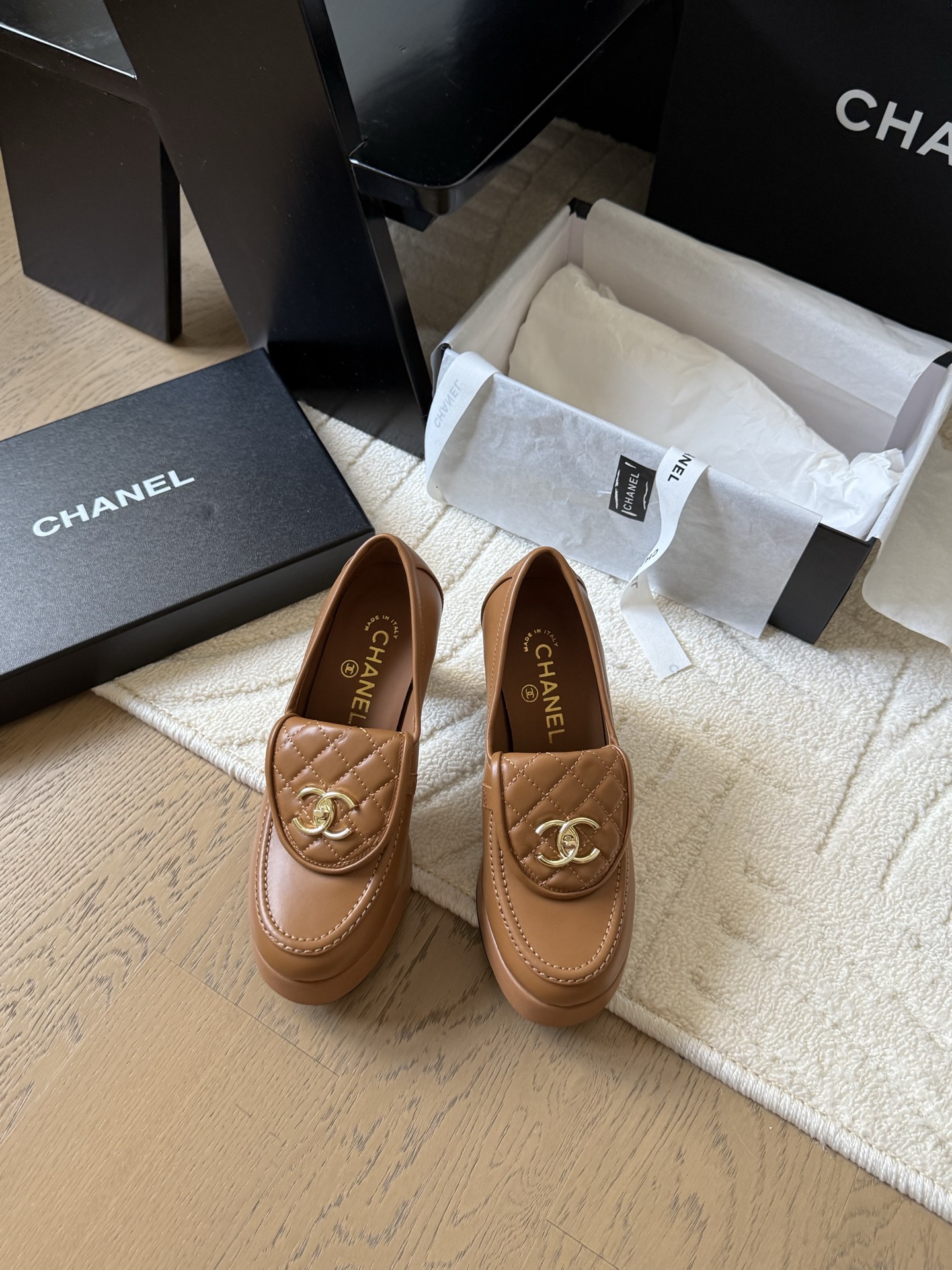 NO:438711,Chanel 25C new double C button Loafers, the return double C button design, special Vintage, full of retro flavor, color-blocked loafers have also grown to aesthetics, suede upper, integrated inner fur, original outsole Size: 35-39 Customized for other sizes, loafers, chanel, loafers, chamois leather19860909Chanel 25C新款双C扣乐富鞋 回归的双C扣设计 特别Vintage 复古味十足 拼色乐福鞋也长到了审美上 鞋面麂皮 内里皮毛一体 原版大底 Size:35-39 其他码数定做,乐福鞋,chanel,loafers,chamois leather,Women's Shoes