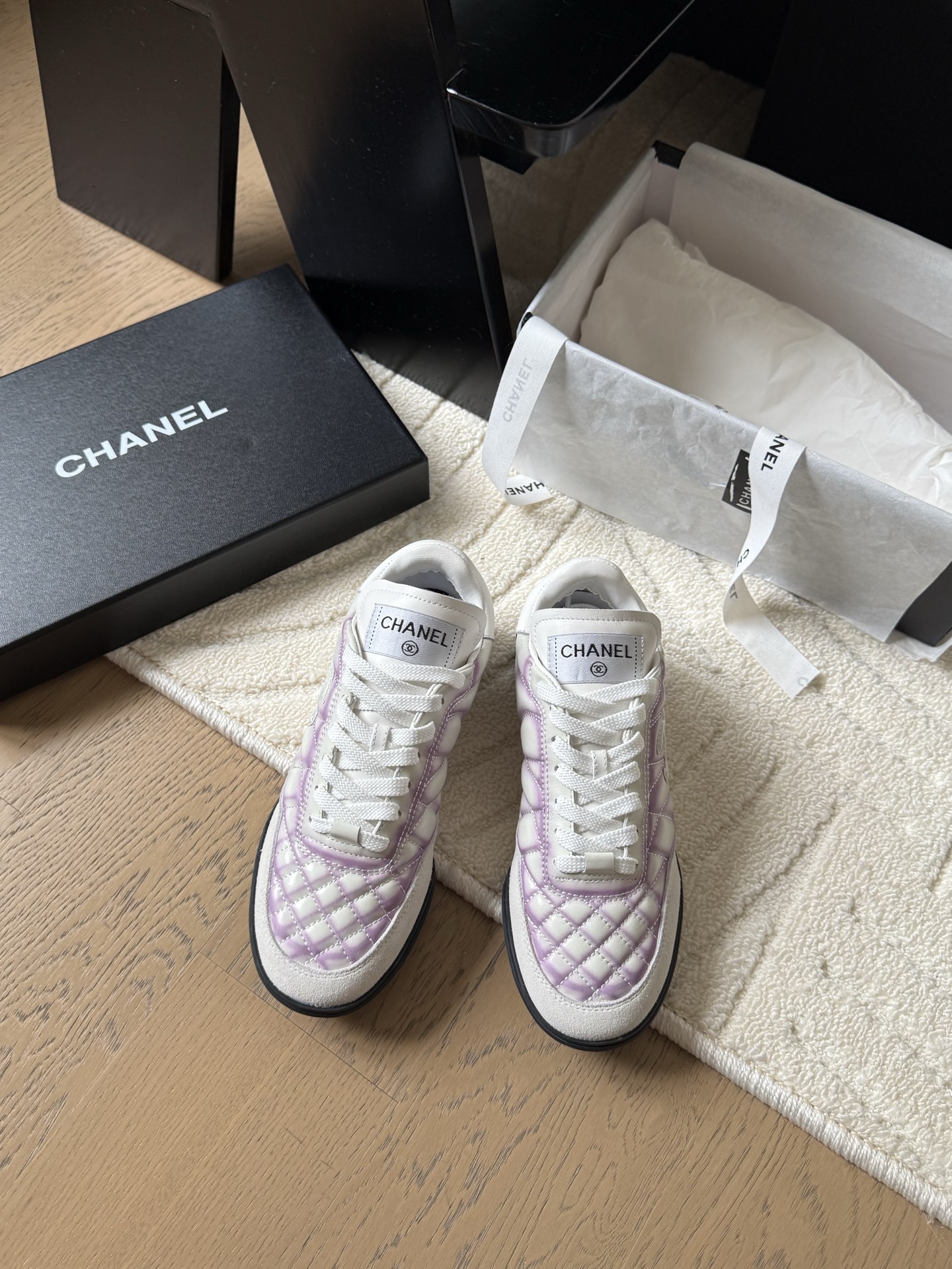 NO:438707,Chanel Xiaoxiang's latest diamond baseball shoes sneakers. The upper is original lambskin diamond car line craftsmanship, the expensive baseball shoes have a very light and comfortable feel. All materials are customized according to the original version!  Size:35-39, casual shoes/sports shoes, chanel, sneakers, sheepskin19860909Chanel 小香最新菱格棒球鞋运动鞋 鞋面原版小羊皮菱格车线工艺,贵气十足的棒球鞋,脚感非常轻盈舒适,所有材料均按照原版定制！ Size:35-39,休闲鞋/运动鞋,chanel,sneakers,sheepskin,Women's Shoes