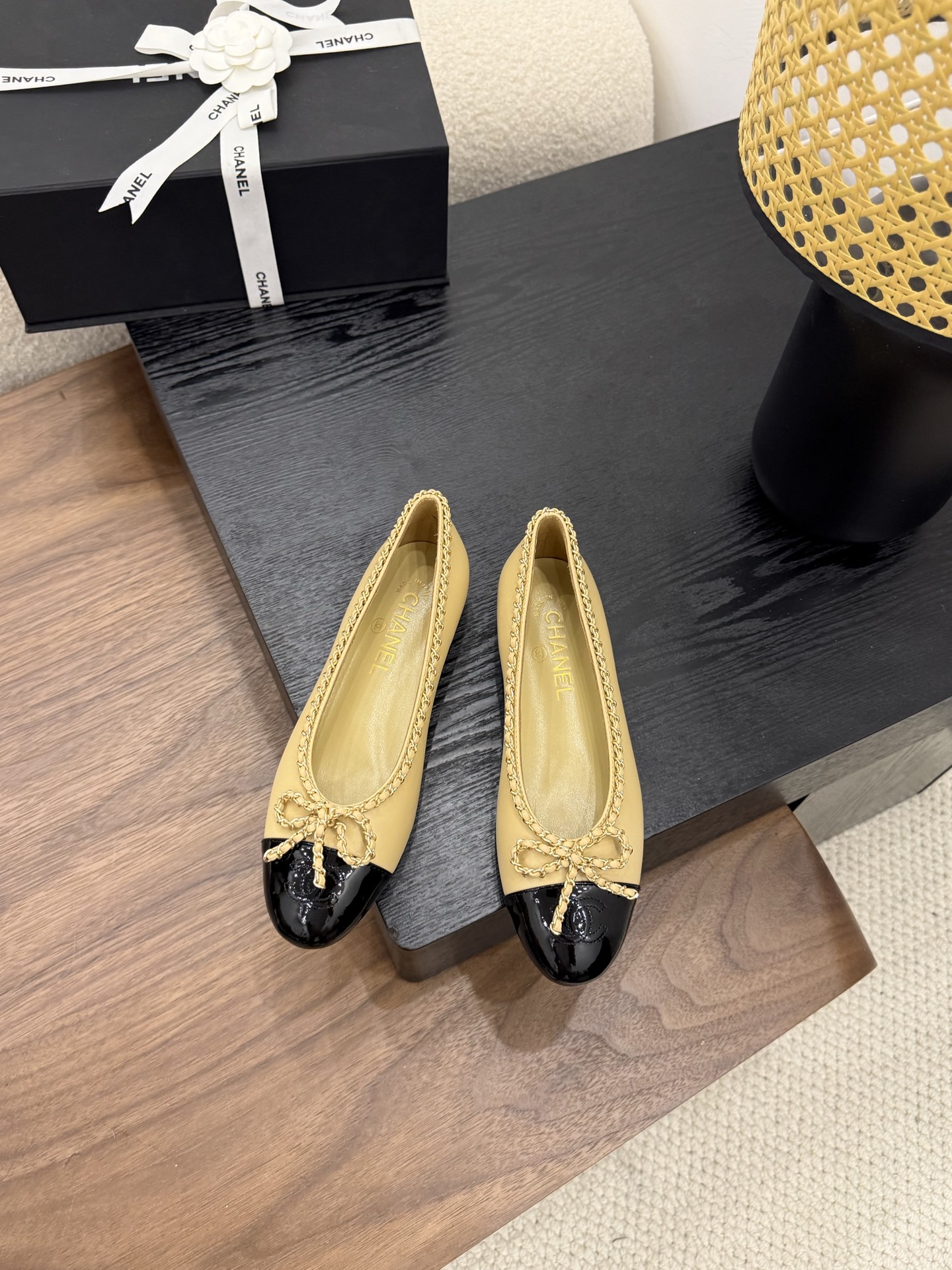 NO:437067,Top version of the District Market Currency [Spot Sale] The entire network counter is explosive and the king of code breaks, the gentle little cutie can't help but fall in love with it. The counter is purchased for 9,000!  !  !  Exclusive mold drill buckle mold opening [Flash sale of all versions in the market] Each model has authentic comparison inspection. The authentic product has been disassembled and evolved perfectly again and again. The details are beyond the authentic product. The counters in the entire network support comparison and identification. The genuine authentic grade is true, and the non-proper version supports no reason to return and exchange!  !  !  Official catalog Number of 34-40 are all equipped with genuine Italian packaging, single shoes19860909顶级版本 区市场通货【现货发售】 全网专柜爆爆爆断码王,温柔小可爱会情不自禁爱上的 专柜以9000购入！！！独家模具钻扣开模【秒杀市场一切版本】每款均有正品对比验货,正品经过大拆卸,一次次完美的进化,细节走线超越正品,全网专柜支持对比鉴定,真正的正品级,不对版支持无理由包退包换！！！ 官方目录 码数34-40 均配有意大利正品包装,单鞋,Women's Shoes