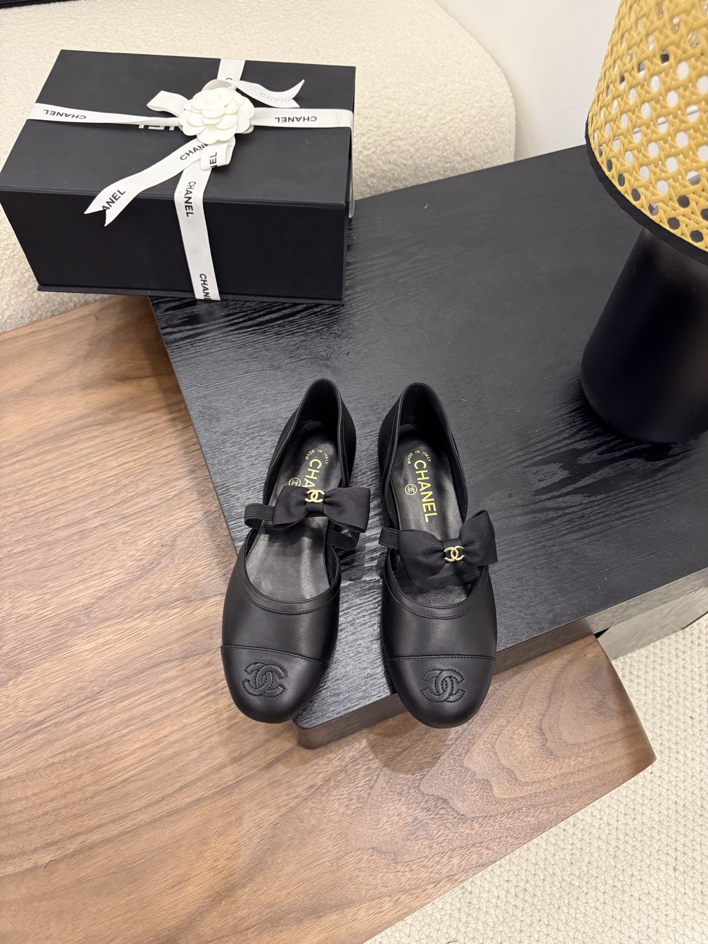 NO:447070,Top version of the District Market Currency [Spot Sale] The entire network counter is explosive and the king of code breaks, the gentle little cutie can't help but fall in love with it. The counter is purchased for 9,000!  !  !  Exclusive mold drill buckle mold opening [Flash sale of all versions in the market] Each model has authentic comparison inspection. The authentic product has been disassembled and evolved perfectly again and again. The details are beyond the authentic product. The counters in the entire network support comparison and identification. The genuine authentic grade is true, and the non-proper version supports no reason to return and exchange!  !  !  Official catalog Number of 34-40 P all come with genuine Italian packaging, single shoes19860909顶级版本 区市场通货【现货发售】 全网专柜爆爆爆断码王,温柔小可爱会情不自禁爱上的 专柜以9000购入！！！独家模具钻扣开模【秒杀市场一切版本】每款均有正品对比验货,正品经过大拆卸,一次次完美的进化,细节走线超越正品,全网专柜支持对比鉴定,真正的正品级,不对版支持无理由包退包换！！！ 官方目录 码数34-40 P  均配有意大利正品包装,单鞋,Women's Shoes