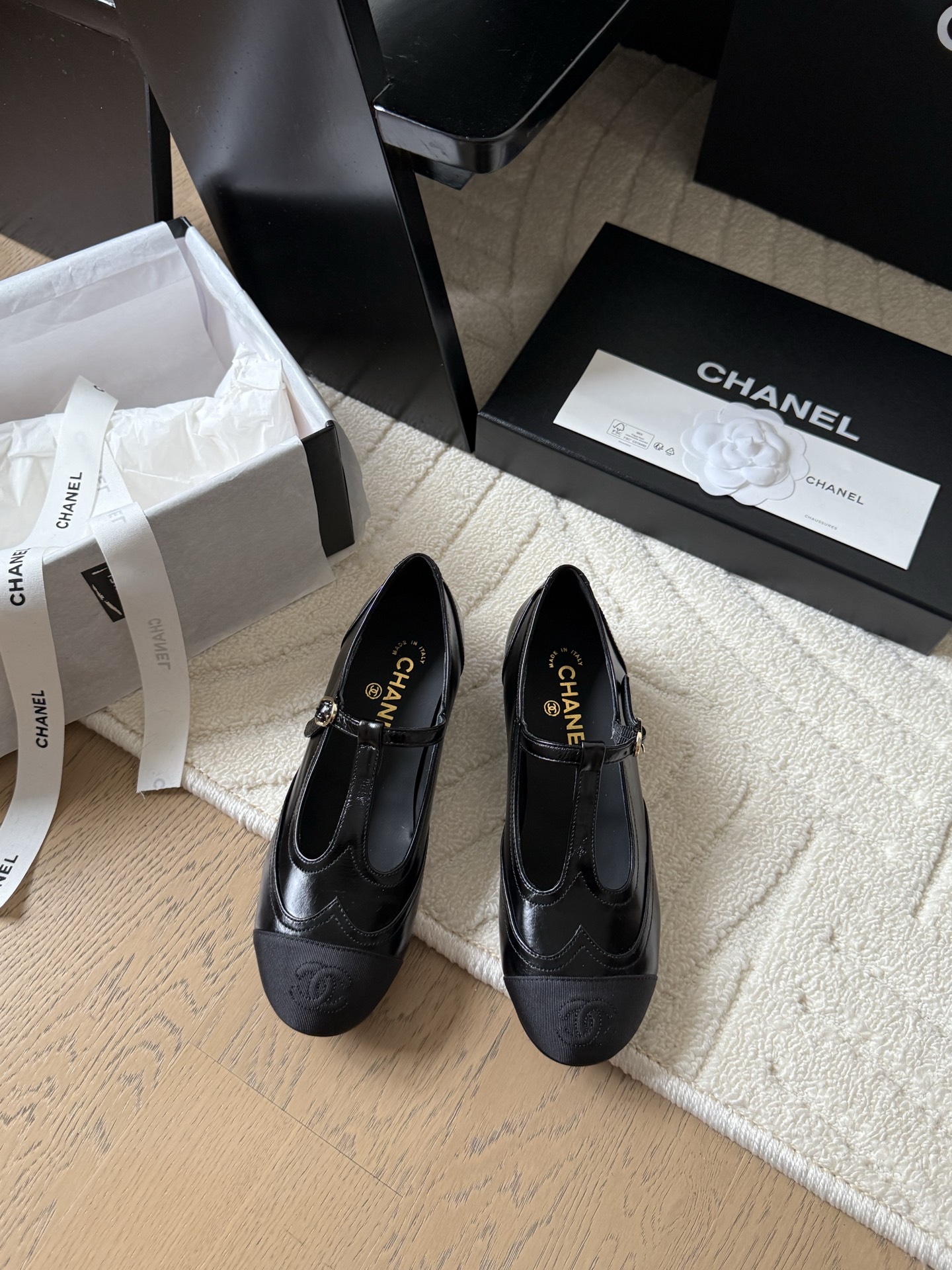 NO:438692,Chanel Xiaoxiang 25 new Mary Jane single shoes are perfect whether paired with pants or skirts. The small square head design is very good to modify the foot shape. A must-have for little fairies!  Top mixed-bred sheepskin in the inner lining, imported cowhide, size 35-39, single shoes, chanel, mary jane, skirts, cowhide, sheepskin19860909Chanel 小香25新品玛丽珍单鞋 无论搭配裤装还是裙装都是完美 小方头的设计很好的修饰脚型 小仙女们必备！ 内里顶级混种羊皮 意大利进口牛皮大底 码数 35-39,单鞋,chanel,mary jane,skirts,cowhide,sheepskin,Women's Shoes