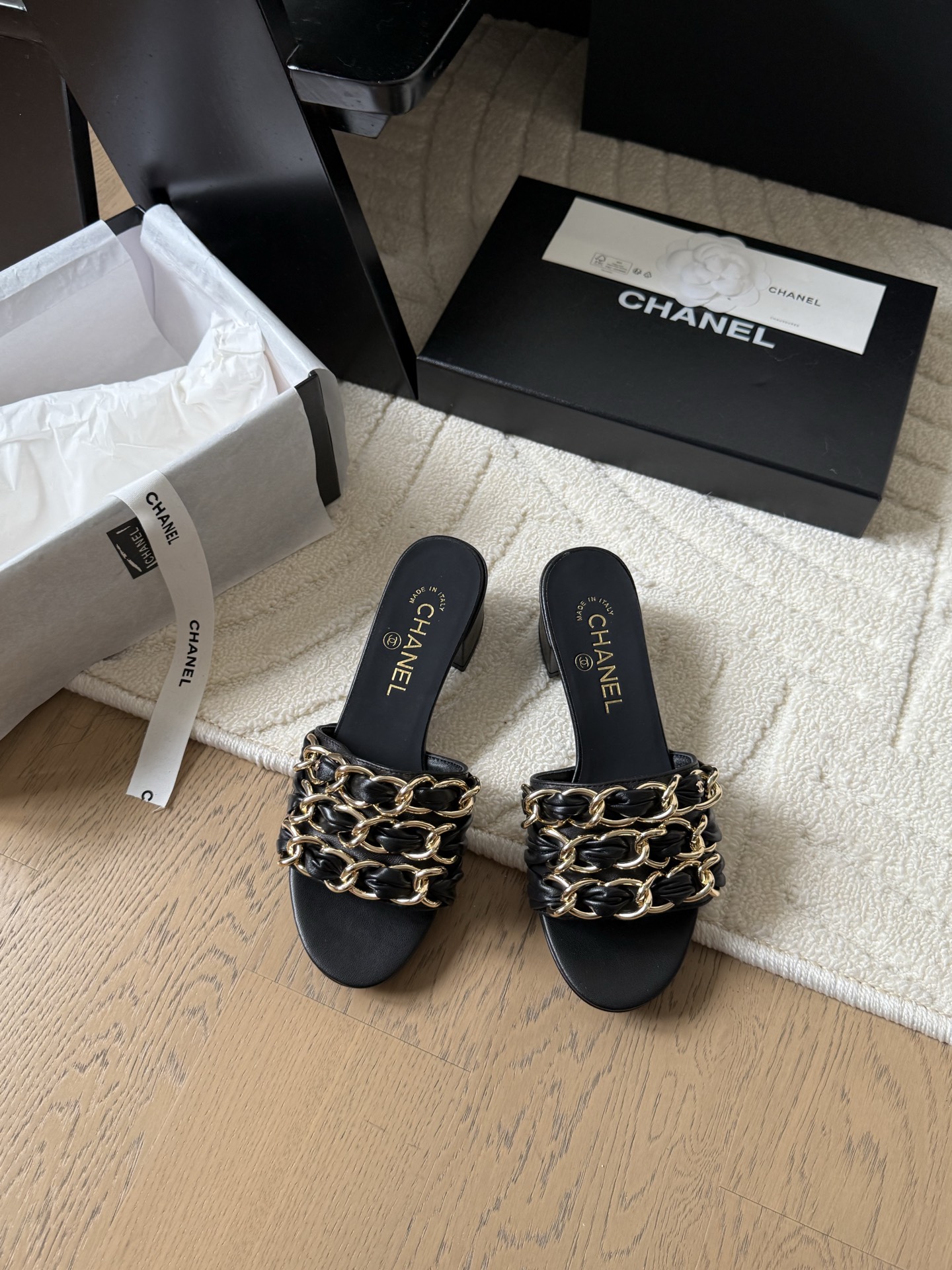 NO:438684,Chanel 25C spring and summer new full series chain shoes, full series first release, I have all the counters!  High-quality upper cowhide/original fabric inner sheepskin original outsole Size:35-39 Other sizes, slippers, chanel, slippers, cowhide, sheepskin19860909Chanel 25C春夏新款全系列链条单鞋 全系列首发 专柜有的我都有！ 高版本高品质 鞋面牛皮/原版面料 内里羊皮 原版大底 Size:35-39 其他码数定,拖鞋,chanel,slippers,cowhide,sheepskin,Women's Shoes