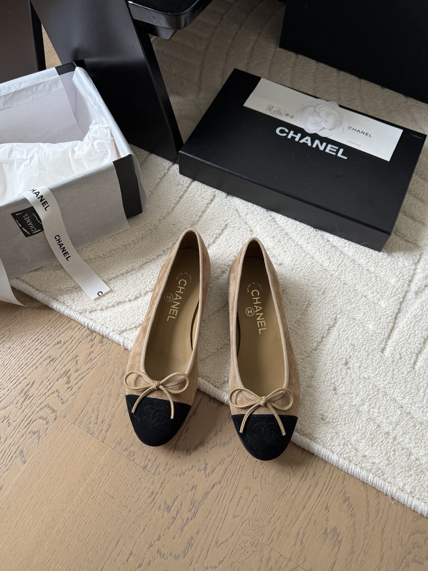 NO:438678,Chanel 25C new version of ballet bow, top-quality version!  All colors are available in my home!  Imported fabric on the upper, sheepskin inside the footrest, original hardware buckle. All equipped with top-grade packaging for the counter!  Size:35-39 Other sizes customization, ballet shoes, chanel, sheepskin19860909Chanel 25C新面版芭蕾舞蝴蝶结 顶级对版货！ 所有的颜色我家都有！ 鞋面进口布料,垫脚内里羊皮,原版五金扣. 均配专柜顶级包装！ Size:35-39 其它码数定做,芭蕾舞鞋,chanel,sheepskin,Women's Shoes