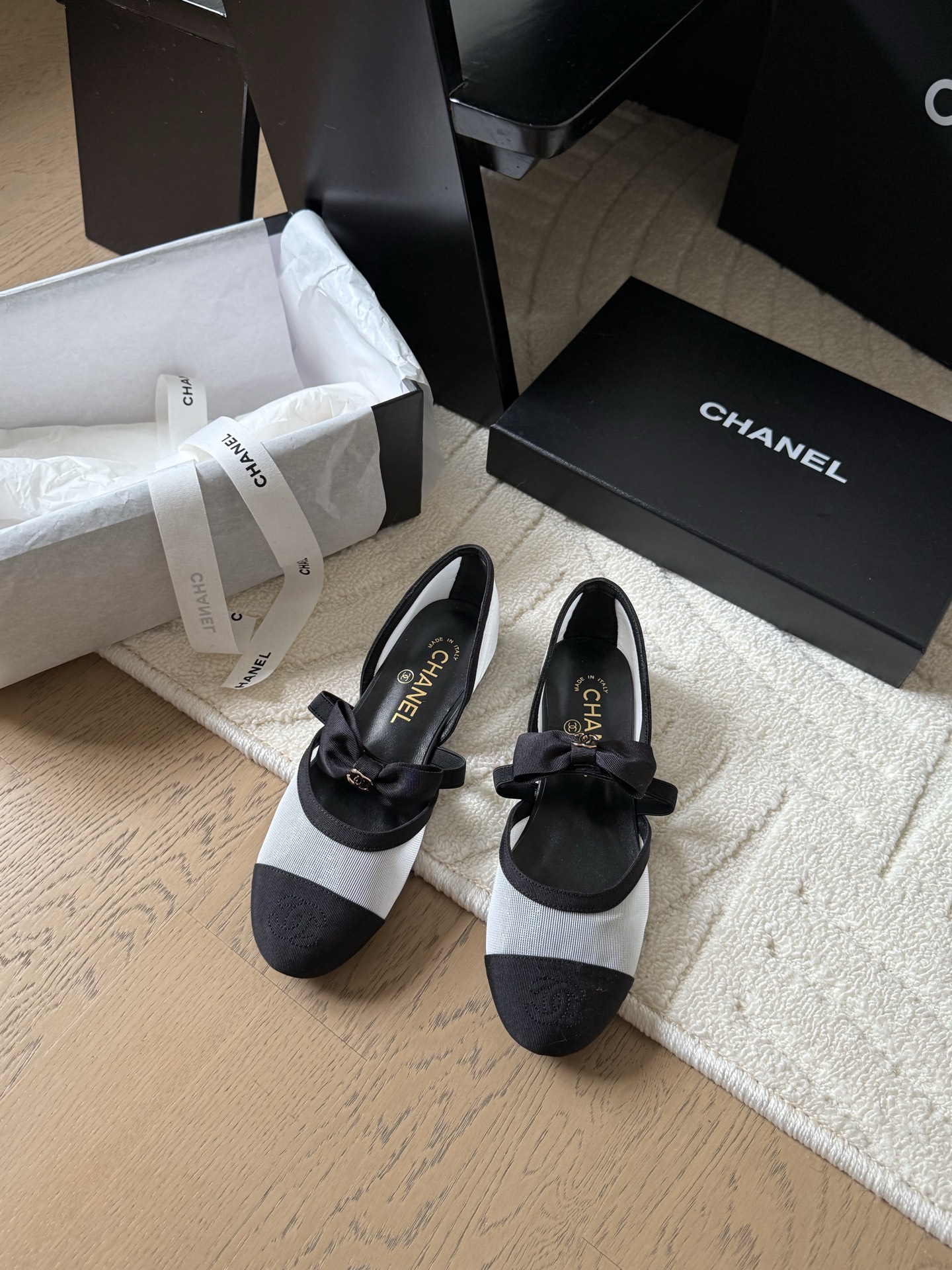 NO:438671,Chanel Xiaoxiang 25 new bow single shoes are perfect whether paired with pants or skirts. The small square head design is very good to modify the foot shape. A must-have for little fairies!  Top mixed-bred sheepskin in the inner lining, imported cowhide, size 35-39, single shoes, chanel, skirts, cowhide, sheepskin19860909Chanel 小香25新品蝴蝶结单鞋 无论搭配裤装还是裙装都是完美 小方头的设计很好的修饰脚型 小仙女们必备！ 内里顶级混种羊皮 意大利进口牛皮大底 码数 35-39,单鞋,chanel,skirts,cowhide,sheepskin,Women's Shoes
