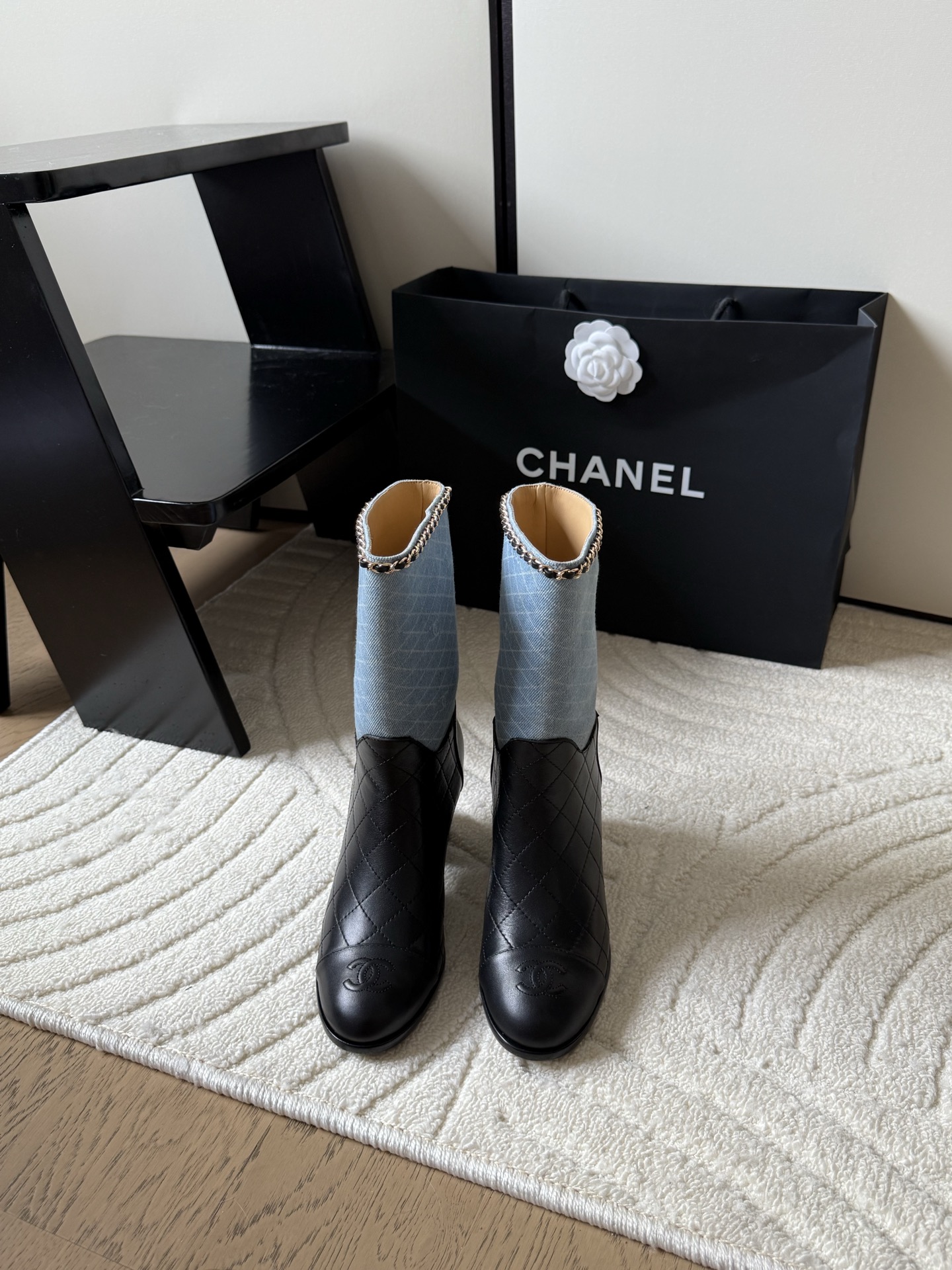 NO:442454,Chanel 25K autumn and winter new chain series This latest pair of boots looks so good. The small logo next to the top boots adds small details to the overall picture~ It has not been launched in China yet. Buy first and wear first. Upper cowhide inner sheepskin original sole Size: 35-39 Other sizes are fixed, boots, chanel, boots, cowhide, sheepskin19860909Chanel 25K秋冬新款链条系列 这双最新款的靴子太好看啦 最上面筒靴旁边的小logo给整体增加了小细节～ 國內還沒上新 先買先穿啦 鞋面牛皮 内里羊皮 原版大底 Size:35-39 其他码数定,靴子,chanel,boots,cowhide,sheepskin,Women's Shoes