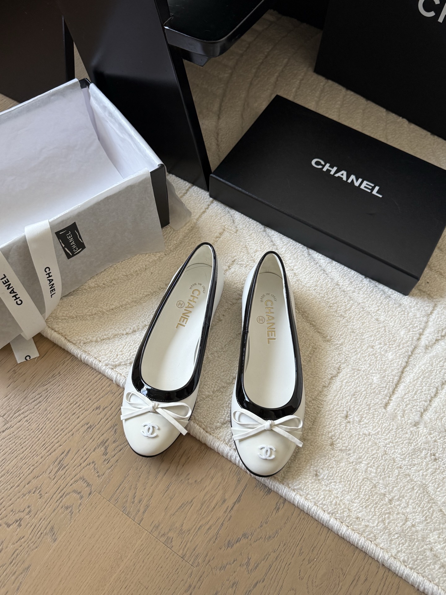 NO:442472,Chanel Vintage mid-range single shoes, simple but not simple style, the upper is particularly thin. Customized upper surface, inner foot pad sheepskin, thickened leather soles. Size: 35-39 Other sizes customized, single shoes, chanel, sheepskin, Leather soles19860909Chanel Vintage中古系列单鞋 简约而不简单的款,上脚特别显脚细. 鞋面定制面,内里垫脚羊皮,加厚真皮大底. Size:35-39 其它码数定做,单鞋,chanel,sheepskin,Leather soles,Women's Shoes